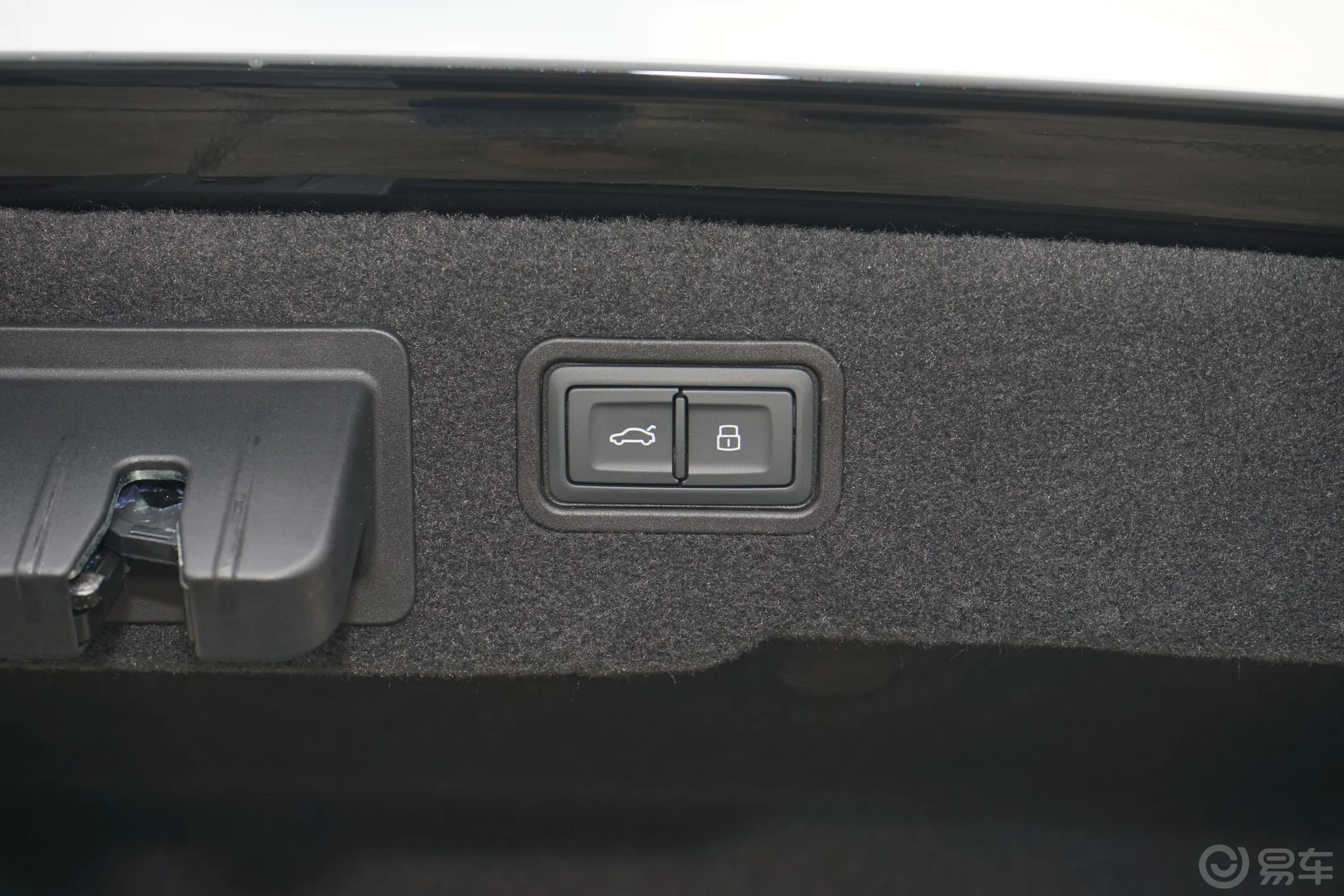奥迪A8A8L 50 TFSI quattro 舒适型电动尾门按键（手动扶手）