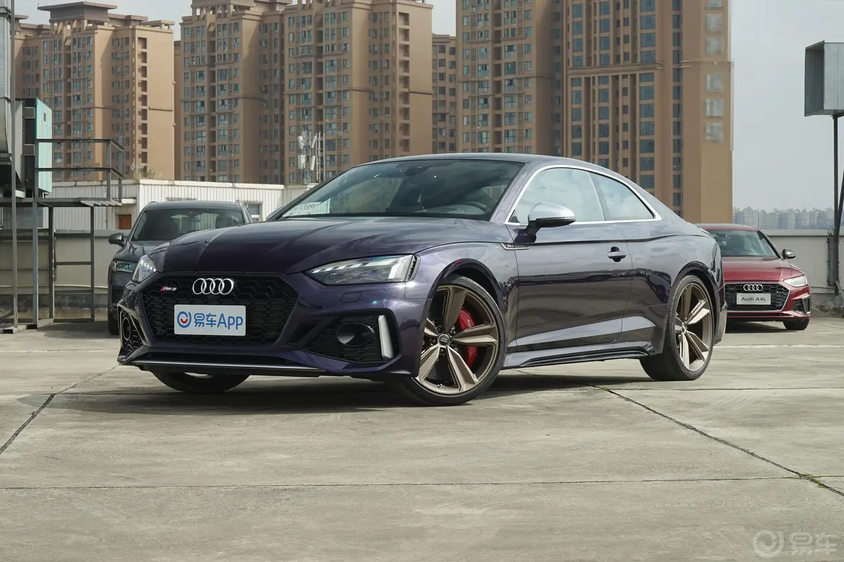 奥迪RS 52.9T Coupe 暗金版侧前45度车头向左水平