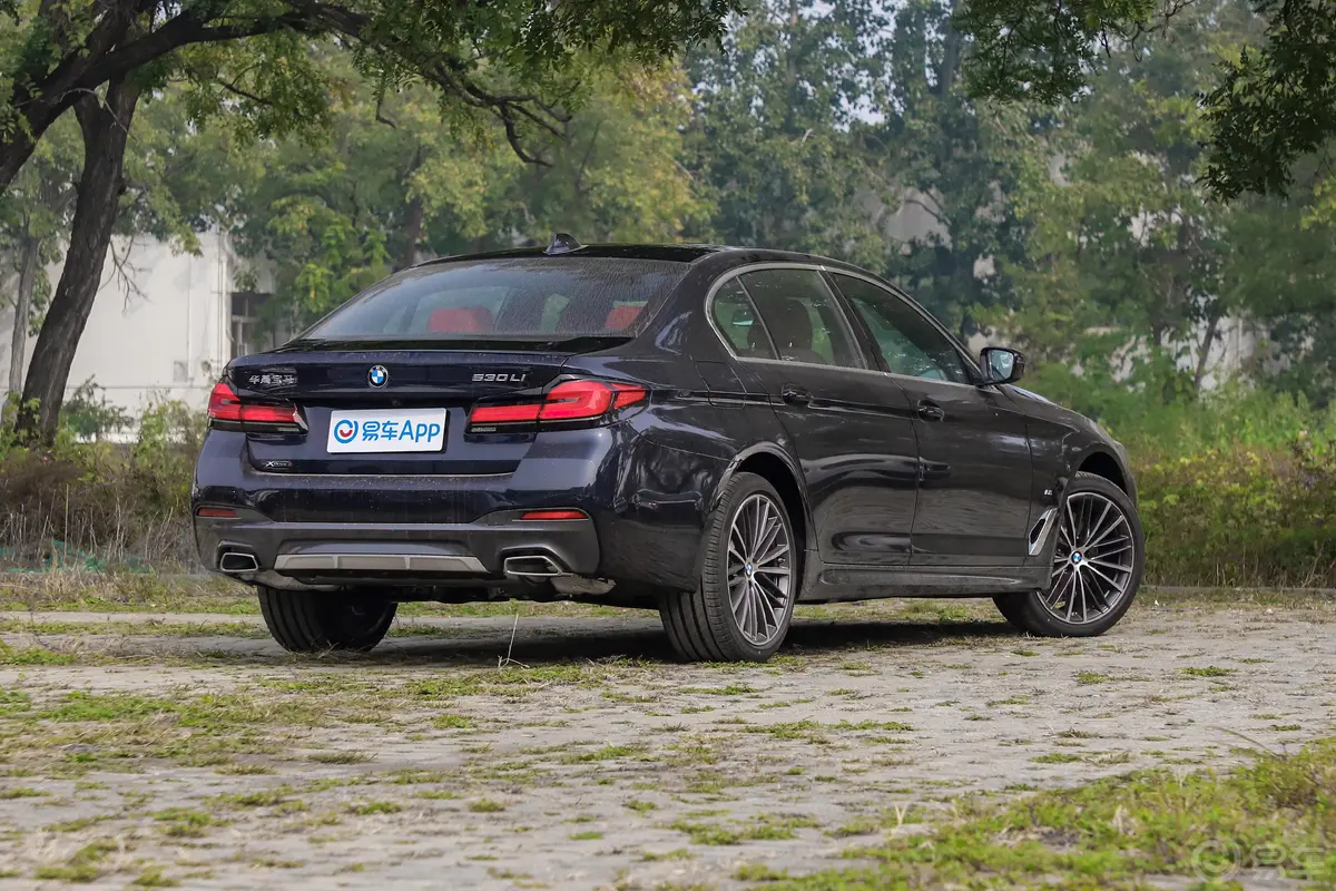 宝马5系530Li xDrive M运动套装侧后45度车头向右水平