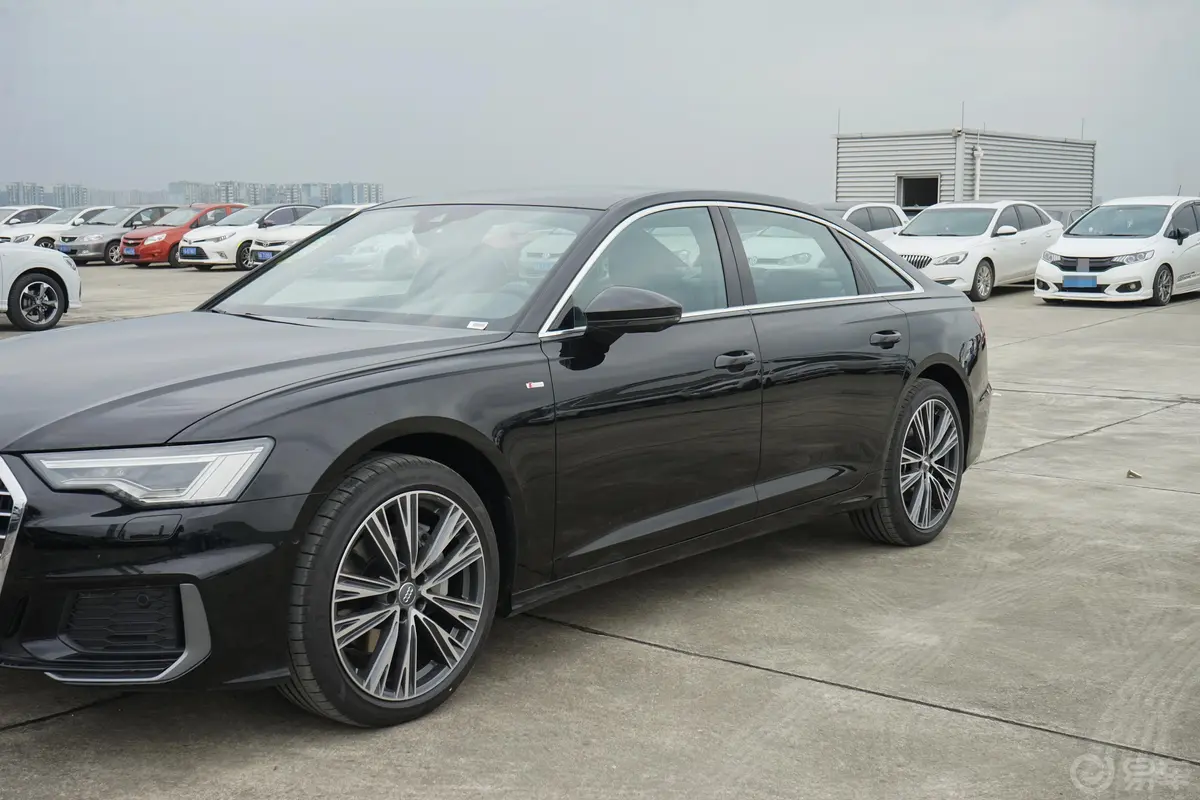 奥迪A6L45 TFSI quattro 臻选动感型外观