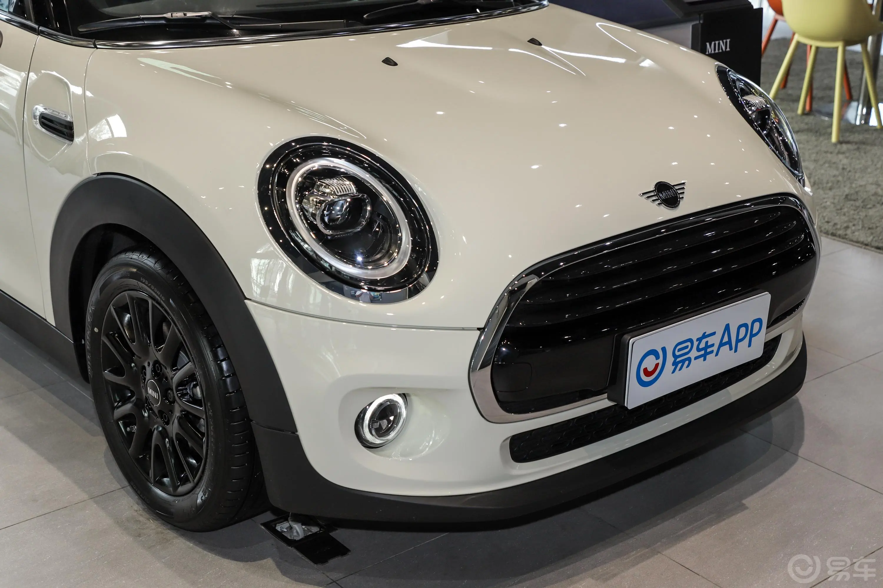 MINI1.5T COOPER 经典派 五门版前格栅侧俯拍