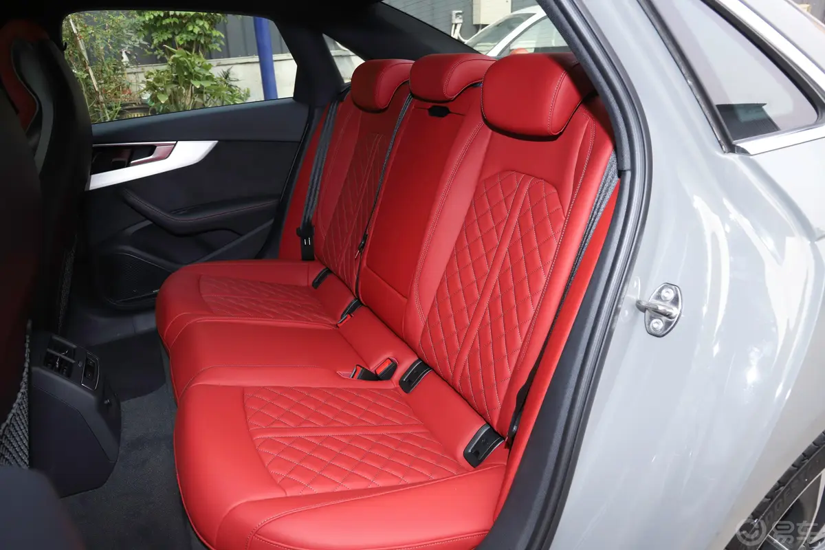 奥迪S43.0T后排座椅