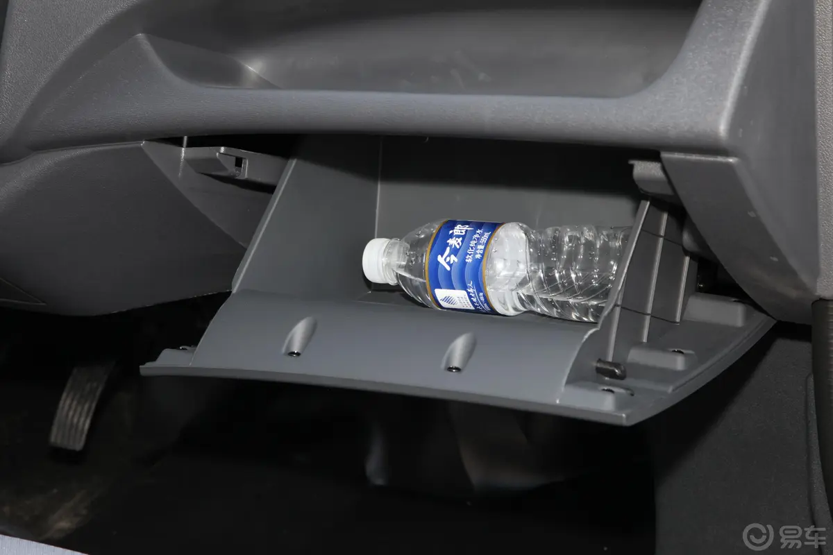 长安之星51.4L 手动 厢式货车 标准版 国VI手套箱空间水瓶横置