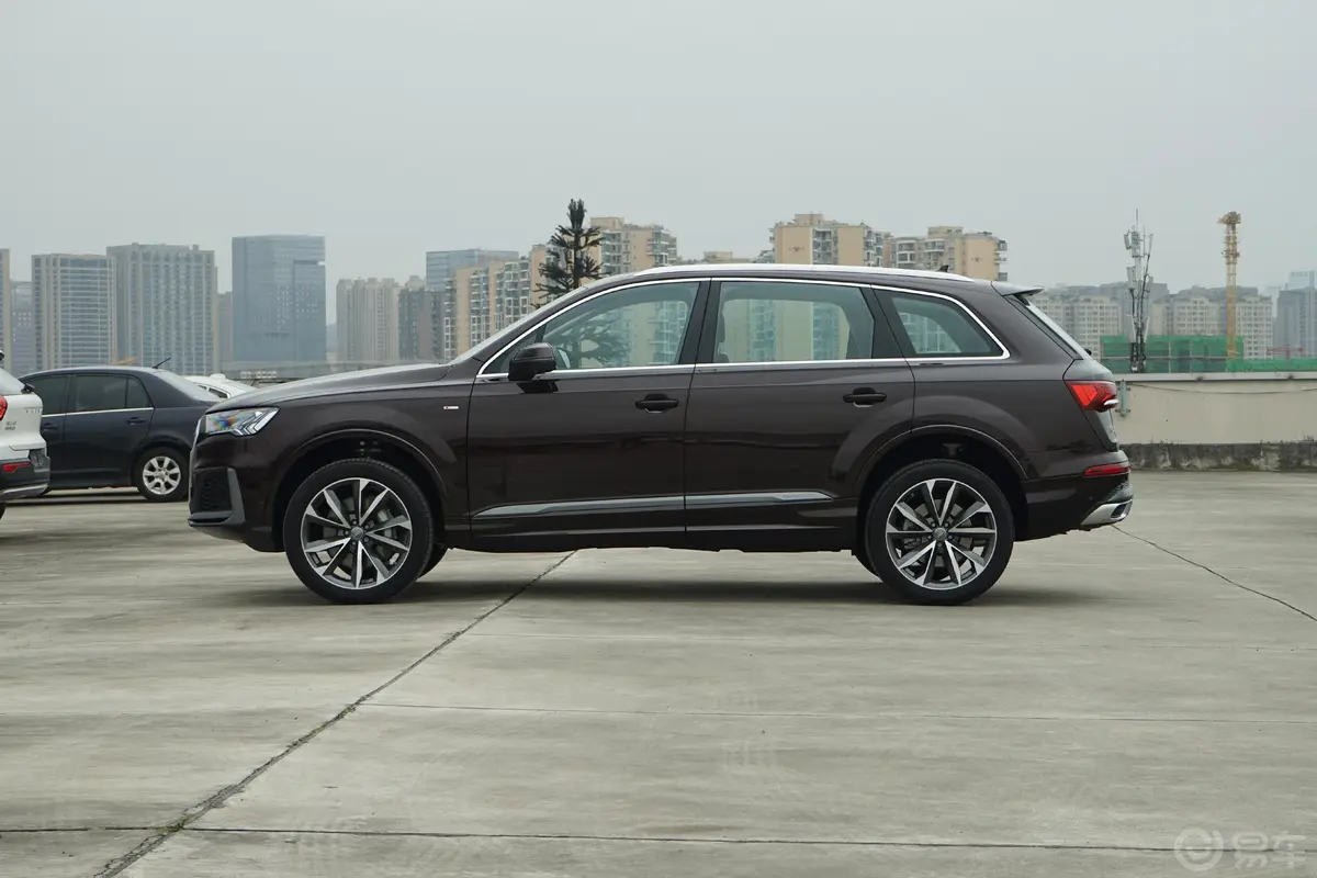 奥迪Q755 TFSI quattro S line 运动型外观