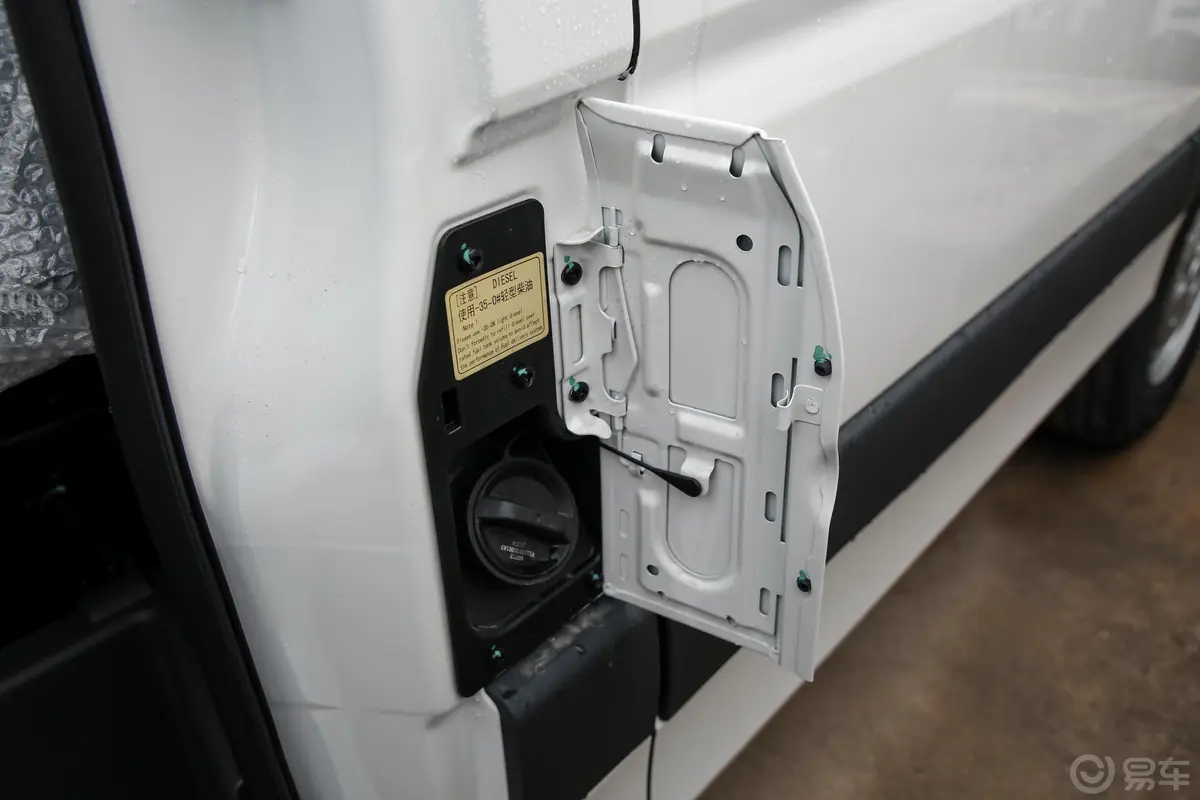 图雅诺2.8T 手动 短轴平顶 厢货版(康明斯) 3座 柴油 国VI油箱盖