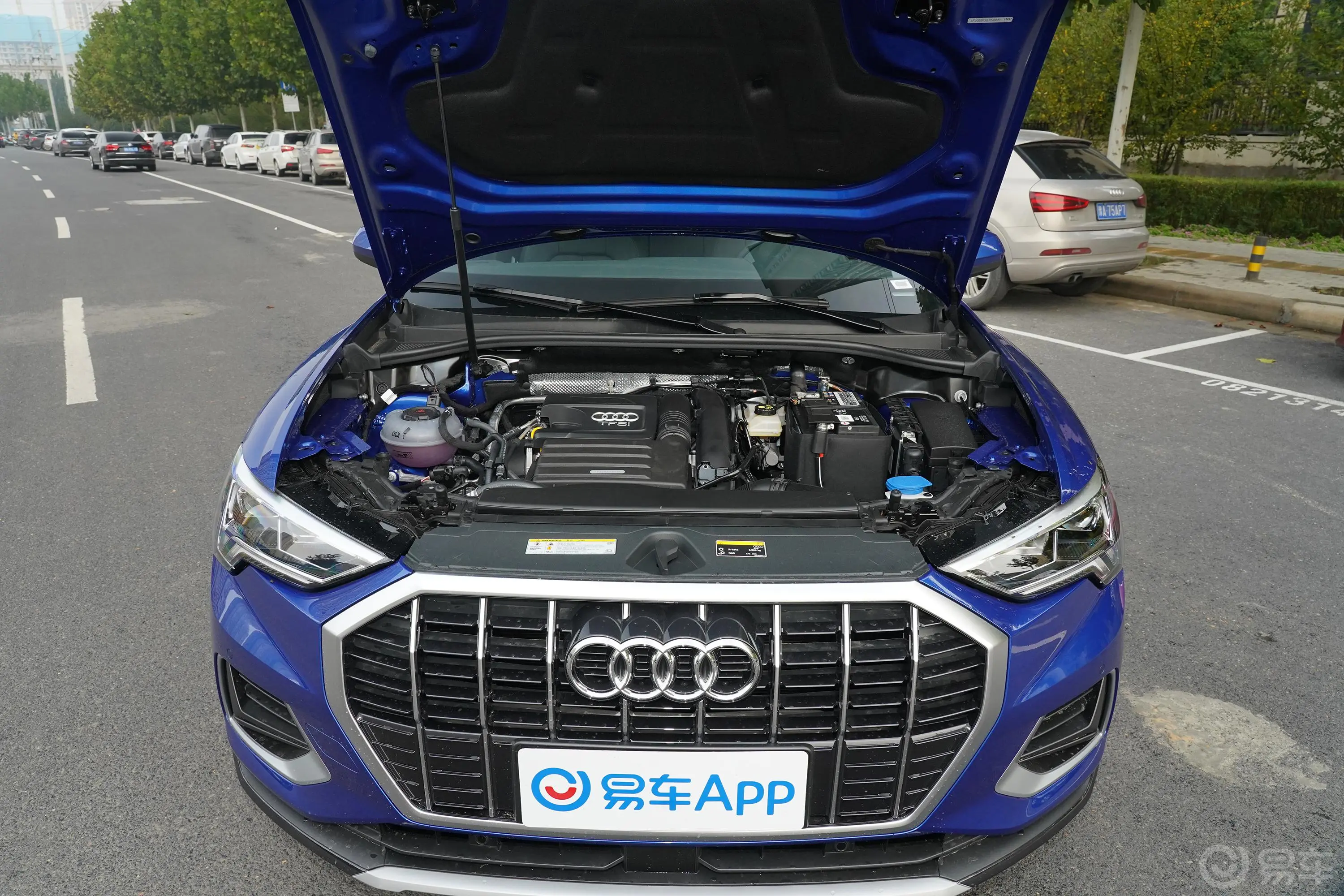 奥迪Q335 TFSI 进取致雅型发动机舱整体