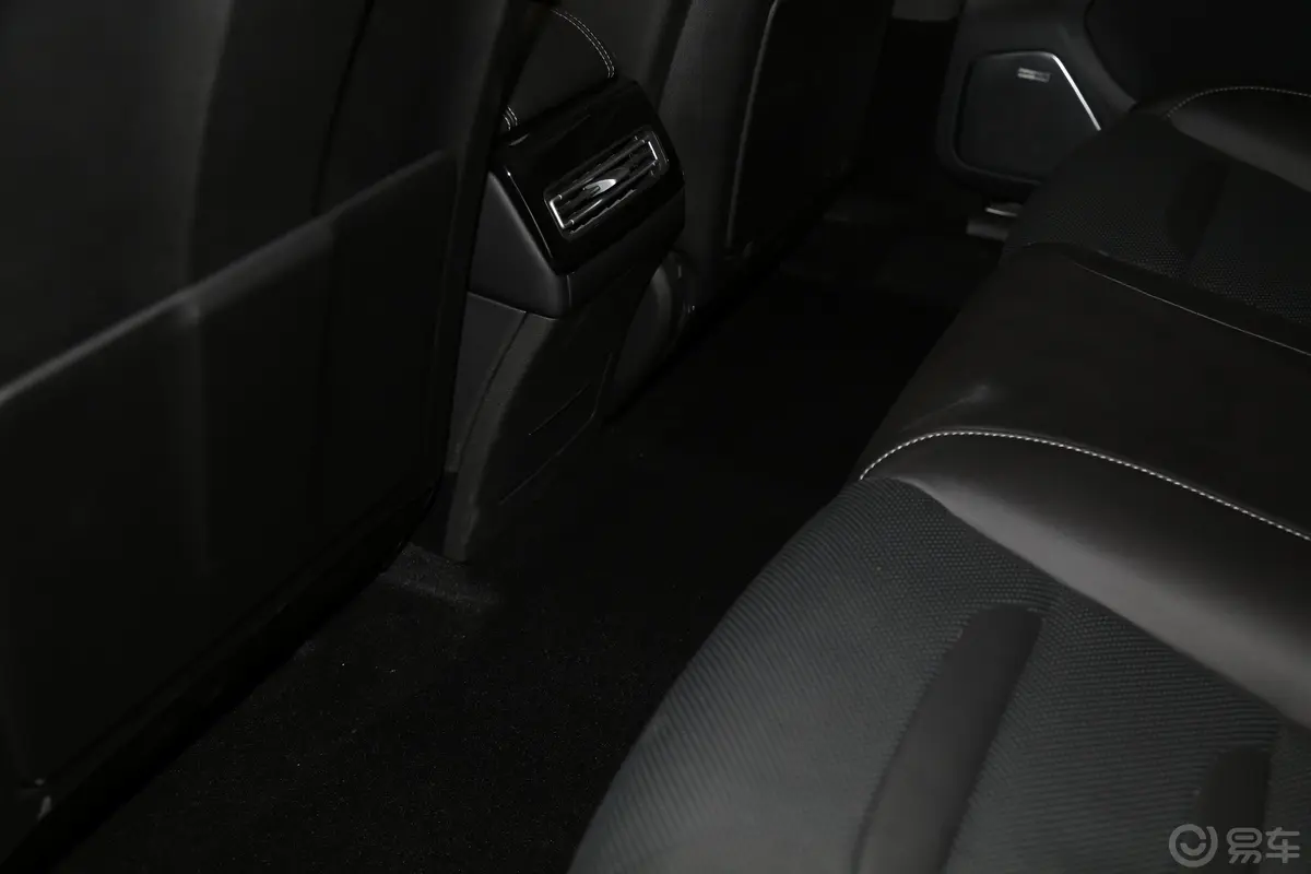 赛力斯SF5四驱 高性能运动版后排地板中间位置