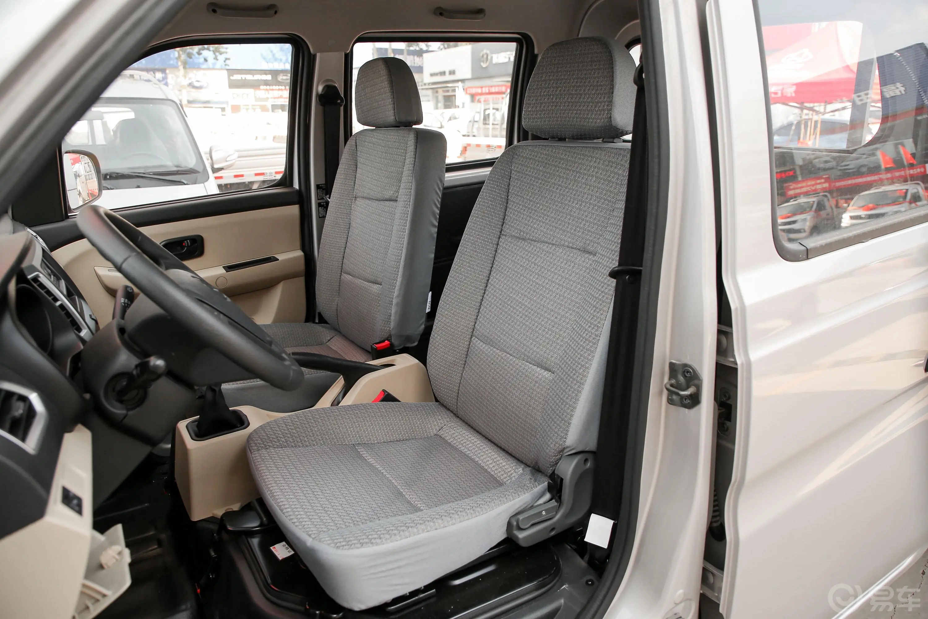 新豹T5载货汽车N1 1.5L 双排双后轮 舒适版(5.64米长)SC1031NAS65 汽油 国Ⅵ驾驶员座椅
