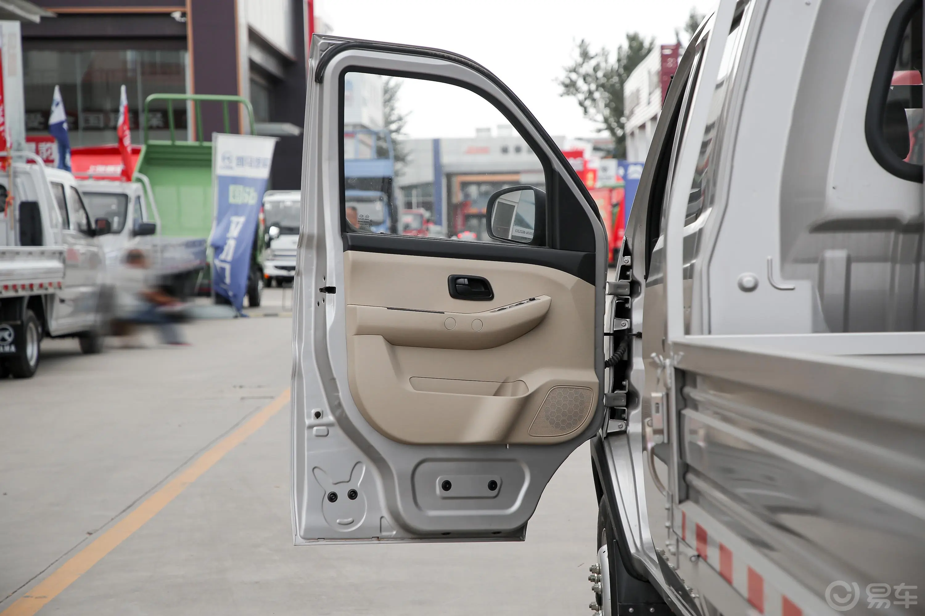 新豹T5载货汽车N1 1.5L 双排双后轮 舒适版(5.64米长)SC1031NAS65 汽油 国Ⅵ驾驶员侧前车门