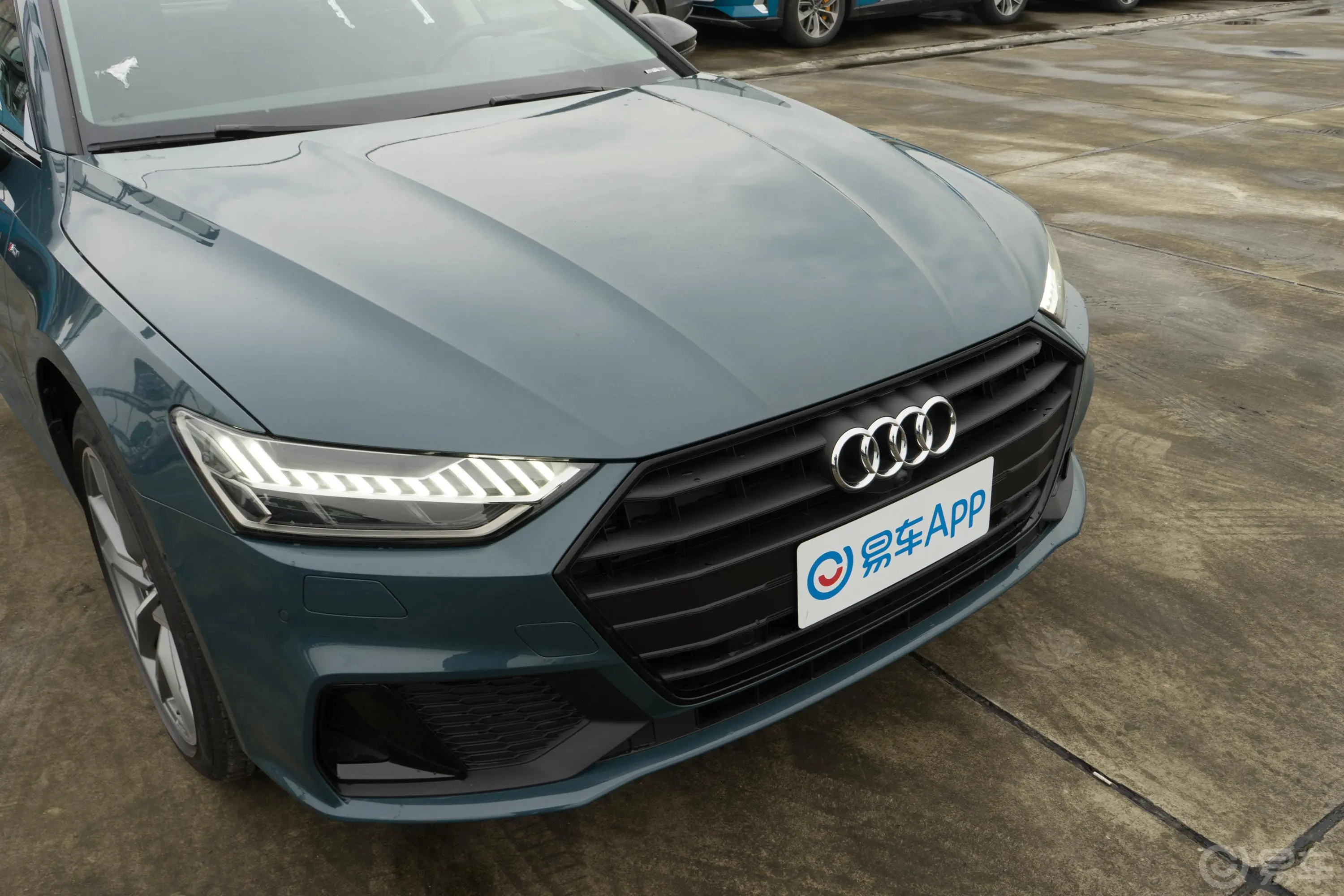 奥迪A745 TFSI 臻选型前格栅侧俯拍