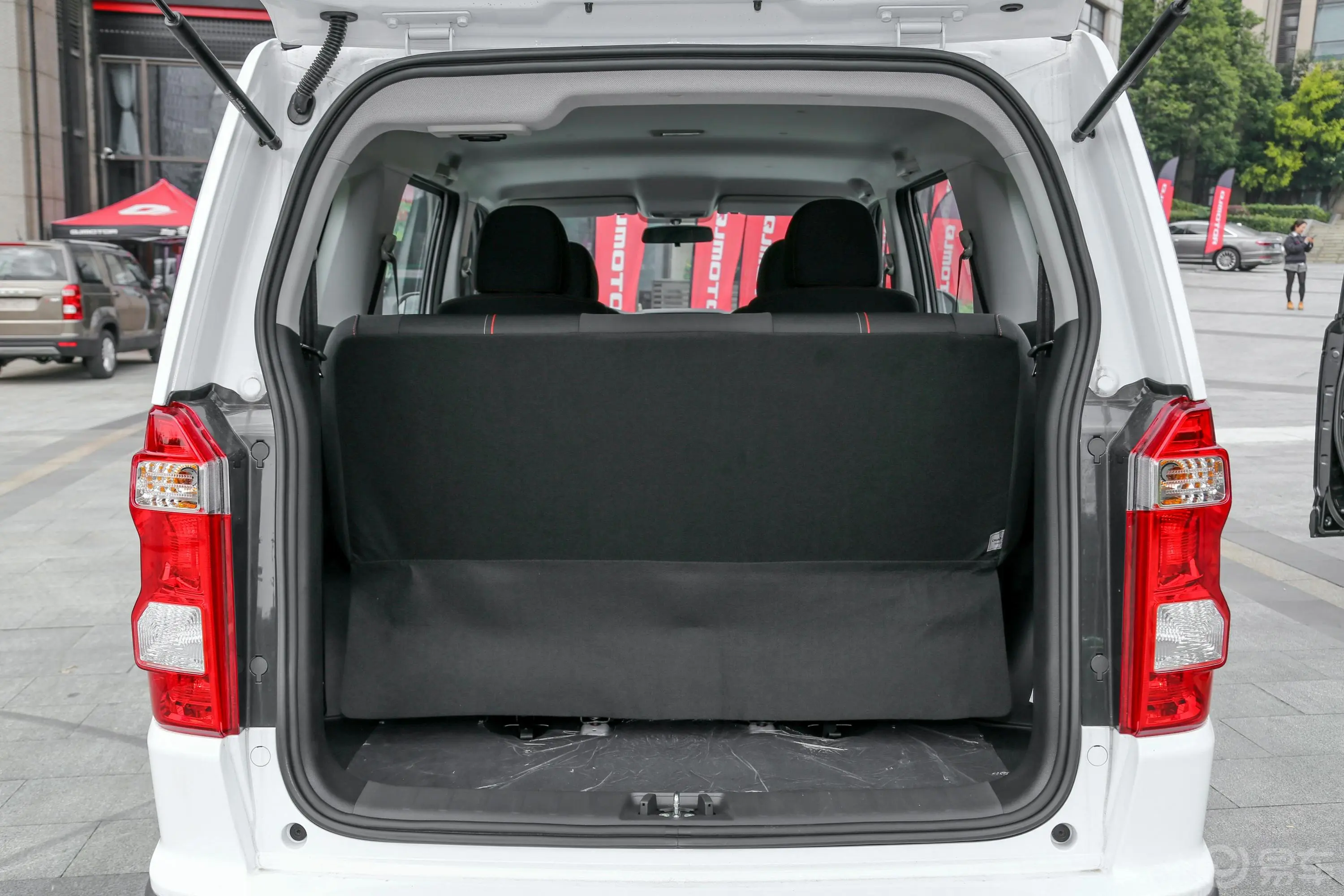 长安欧尚X70A改款 1.5L 手动 舒适型后备厢空间特写