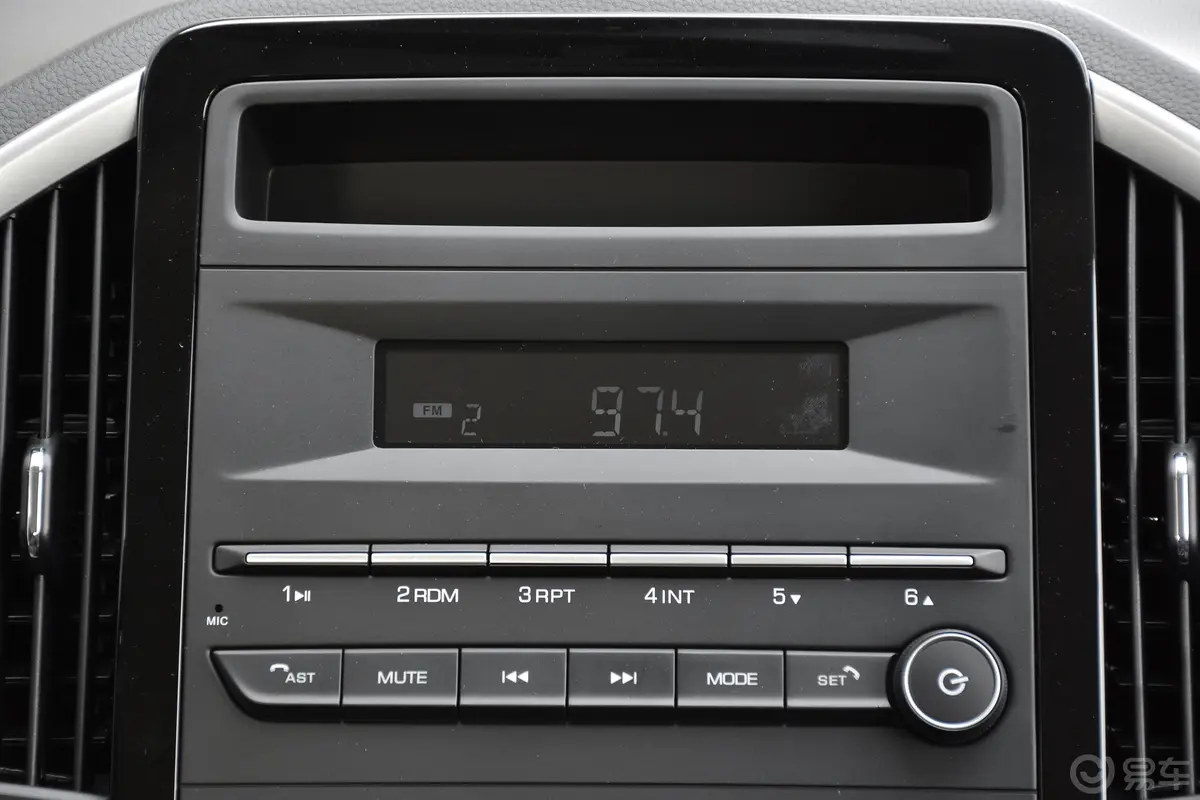 宝骏530全球车周年纪念版 1.5T 手动 舒适型 7座音响