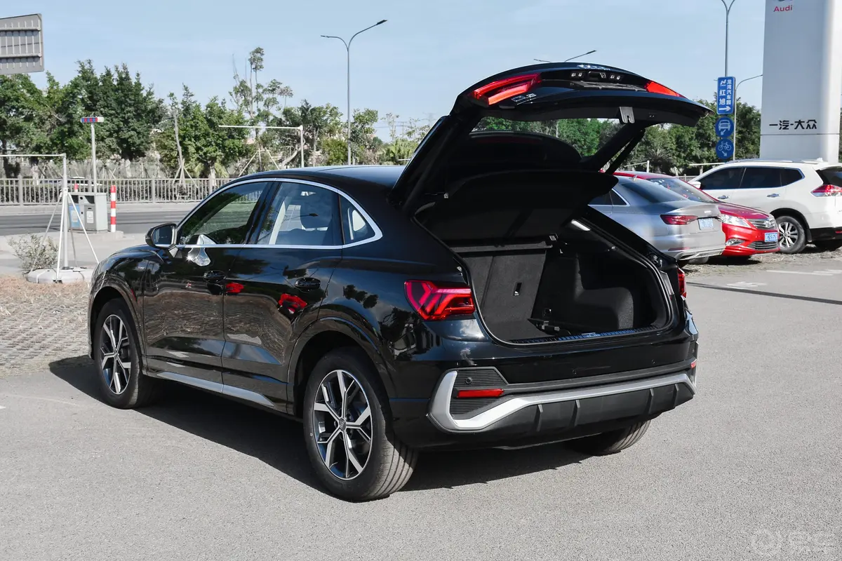 奥迪Q3 Sportback40 TFSI 时尚型空间