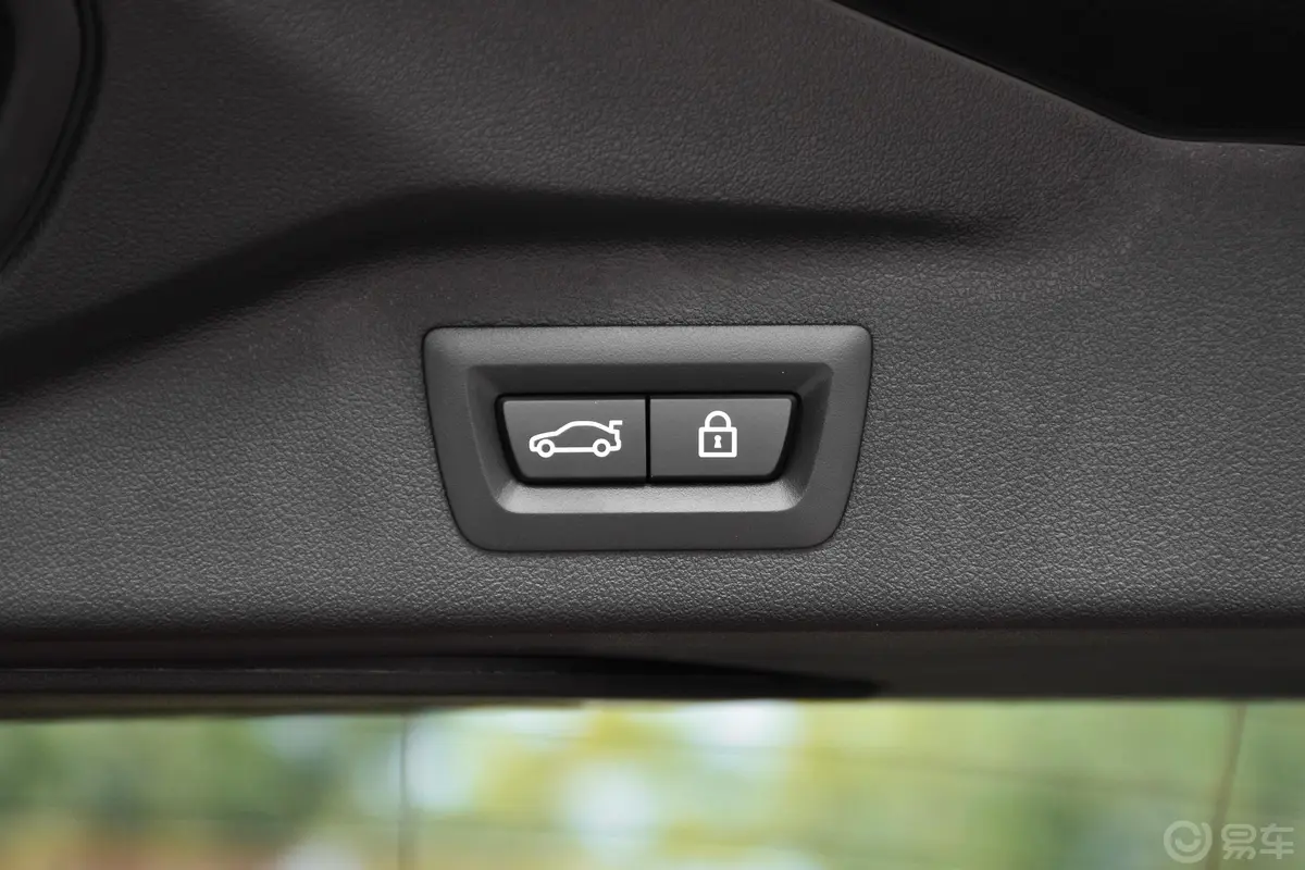 宝马X7xDrive40i 尊享型 豪华套装电动尾门按键（手动扶手）