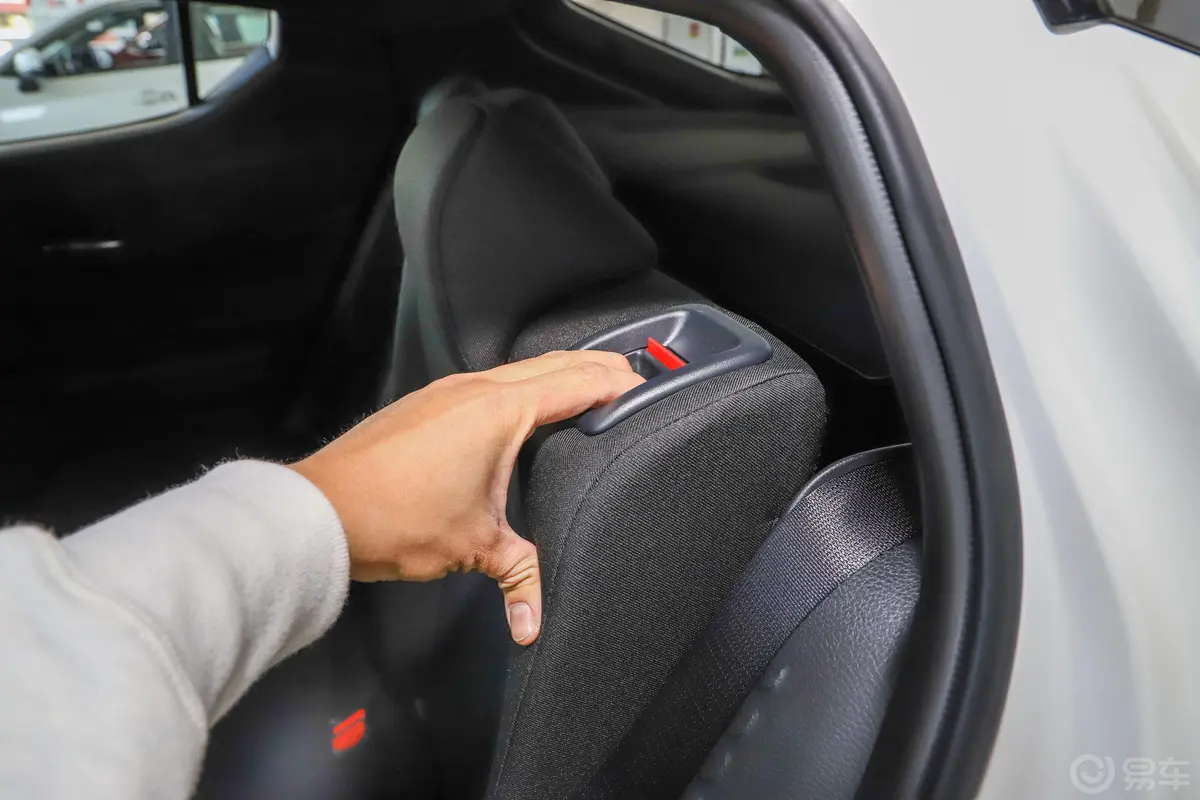 丰田C-HR EV领先版后备箱内座椅放倒按钮