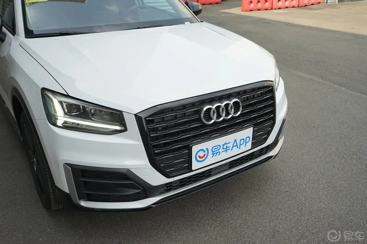 奥迪Q2L35 TFSI 进取动感型前格栅侧俯拍