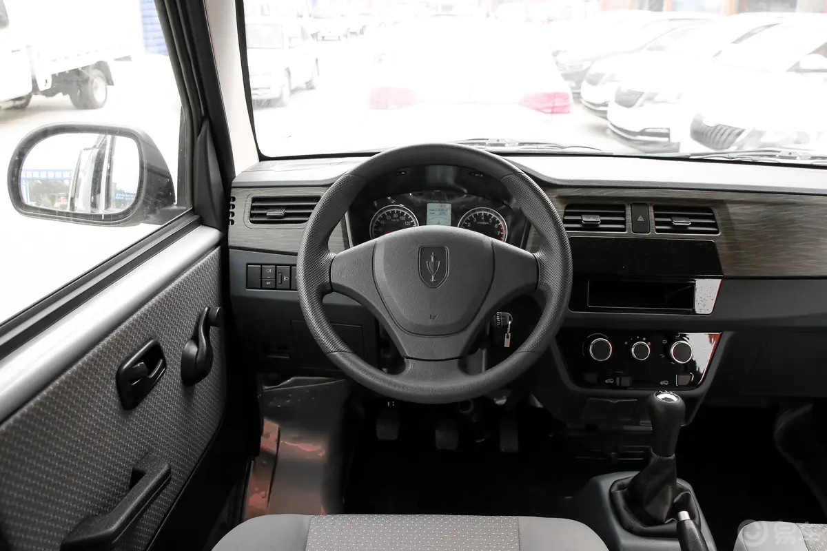 金杯小海狮X30厢货 1.5L 手动 标准中央空调版 2/5座 国VI驾驶位区域