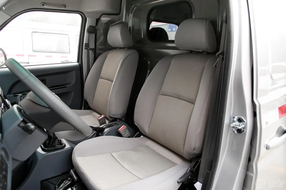 金杯小海狮X30厢货 1.5L 手动 舒适中央空调版 2/5座 国VI驾驶员座椅