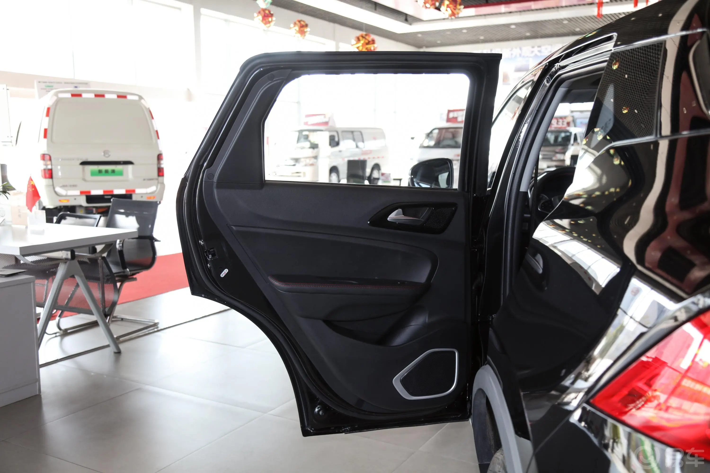 中华V3运动版 1.6L 手动 智能星空版驾驶员侧后车门