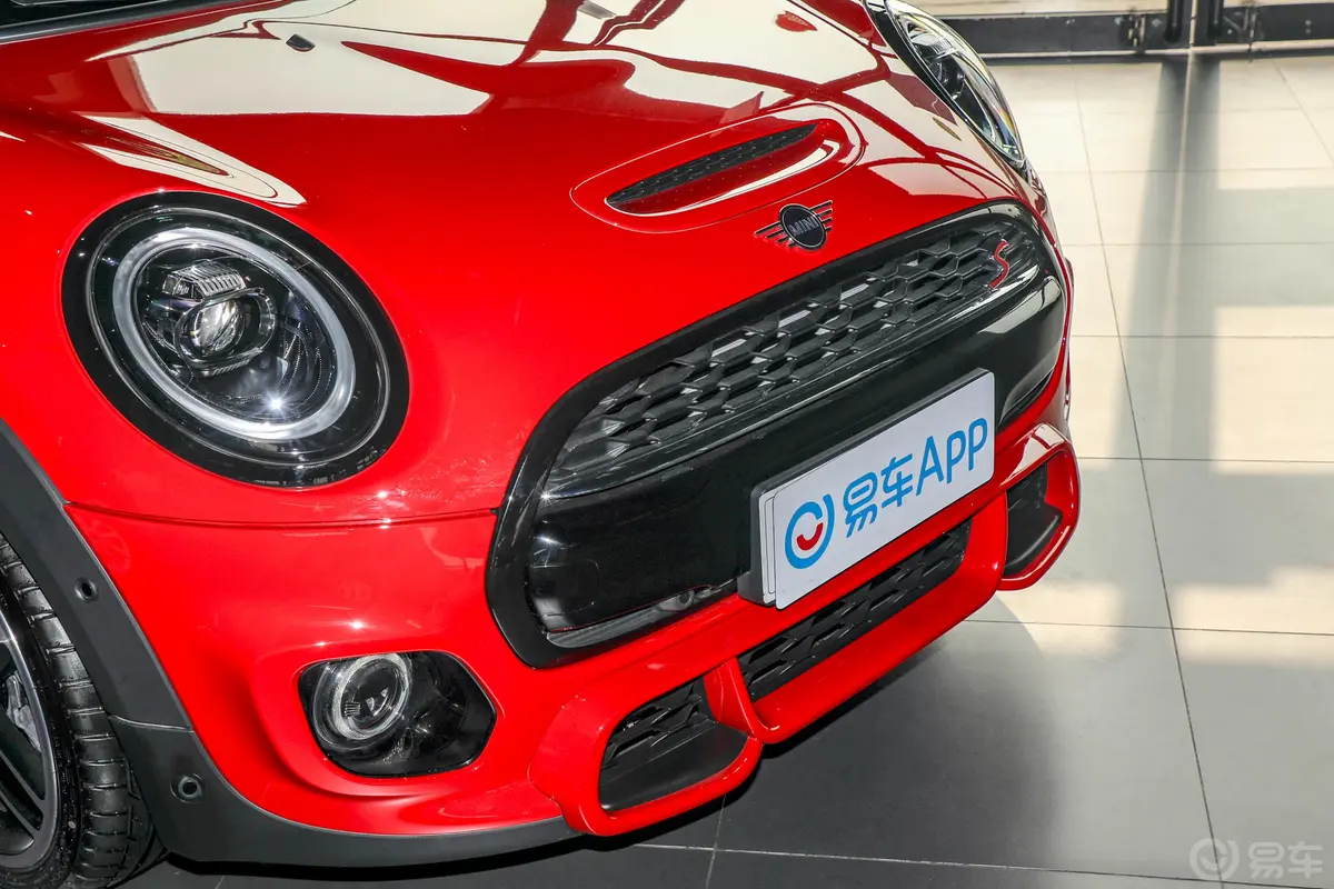 MINI2.0T COOPER S 赛车手前格栅侧俯拍