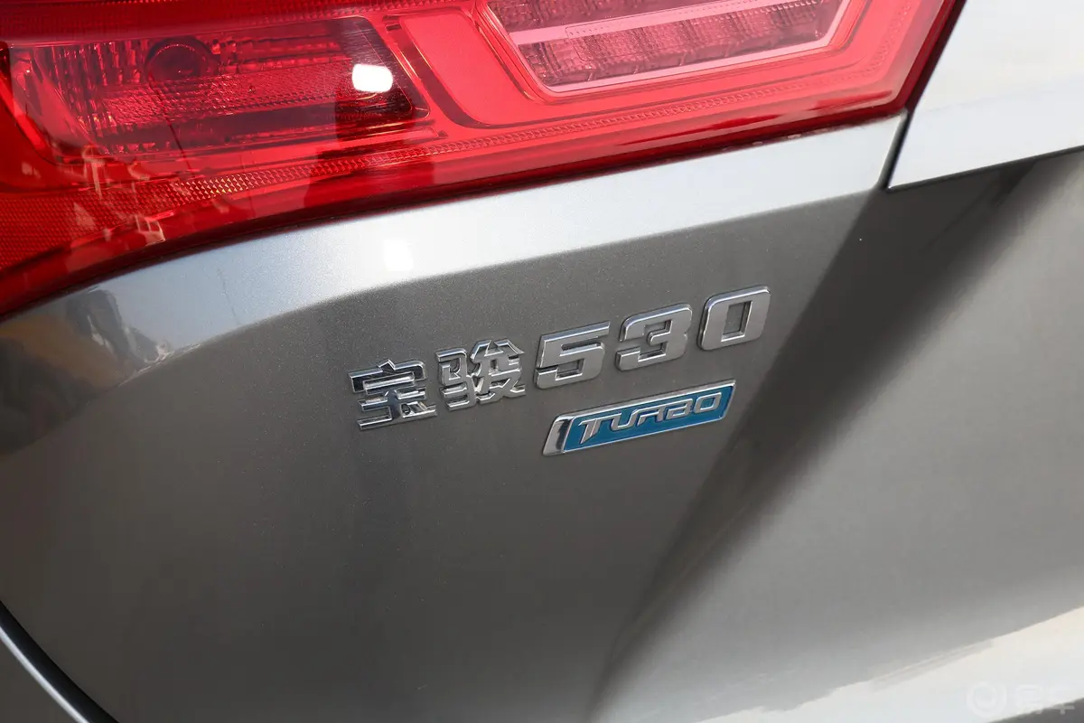 宝骏530全球车周年纪念版 1.5T 手动 豪华型 6座外观
