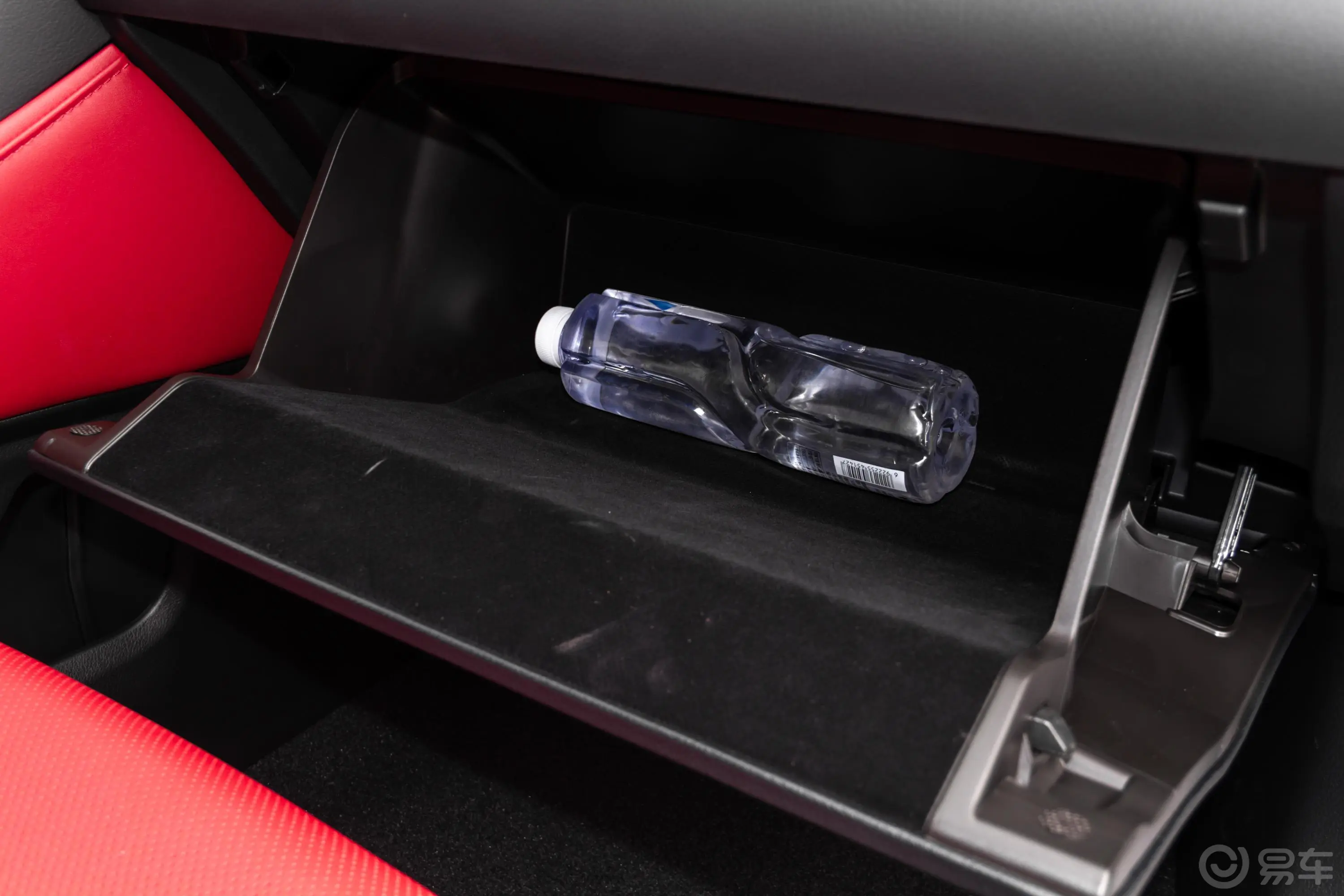 雷克萨斯RX改款 300 F SPORT手套箱空间水瓶横置