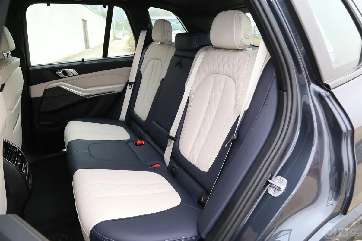 宝马X5(进口)xDrive40i 尊享型 M运动套装后排座椅