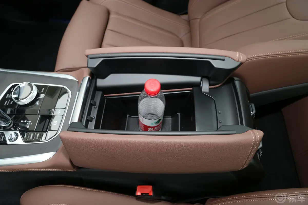 宝马X5(进口)xDrive40i M运动套装前排扶手箱储物格