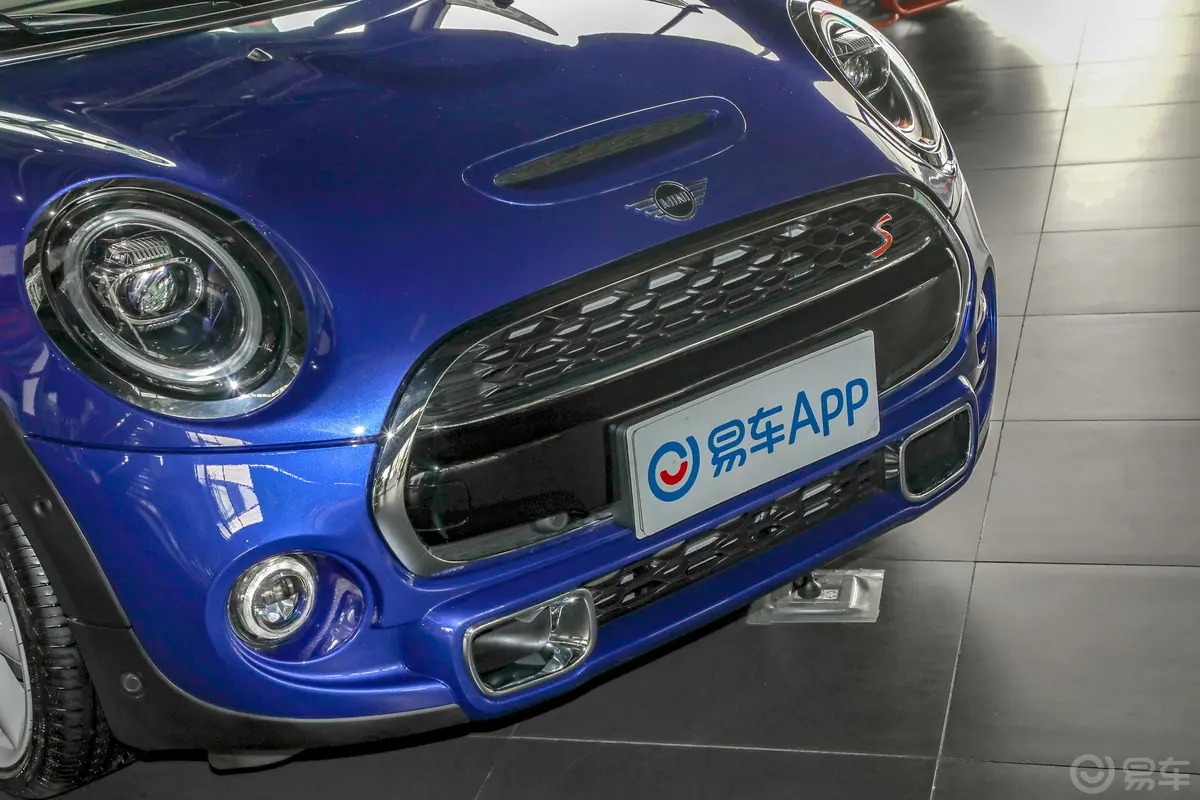 MINI CABRIO2.0T COOPER S CABRIO 艺术家前格栅侧俯拍