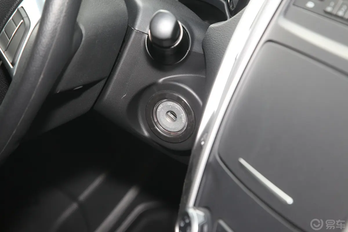 宝典1.8T 手动 四驱 长轴舒享版 汽油钥匙孔或一键启动按键