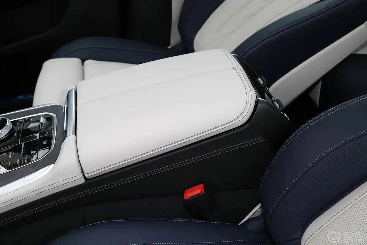 宝马X5(进口)xDrive40i 尊享型 M运动套装前排中央扶手
