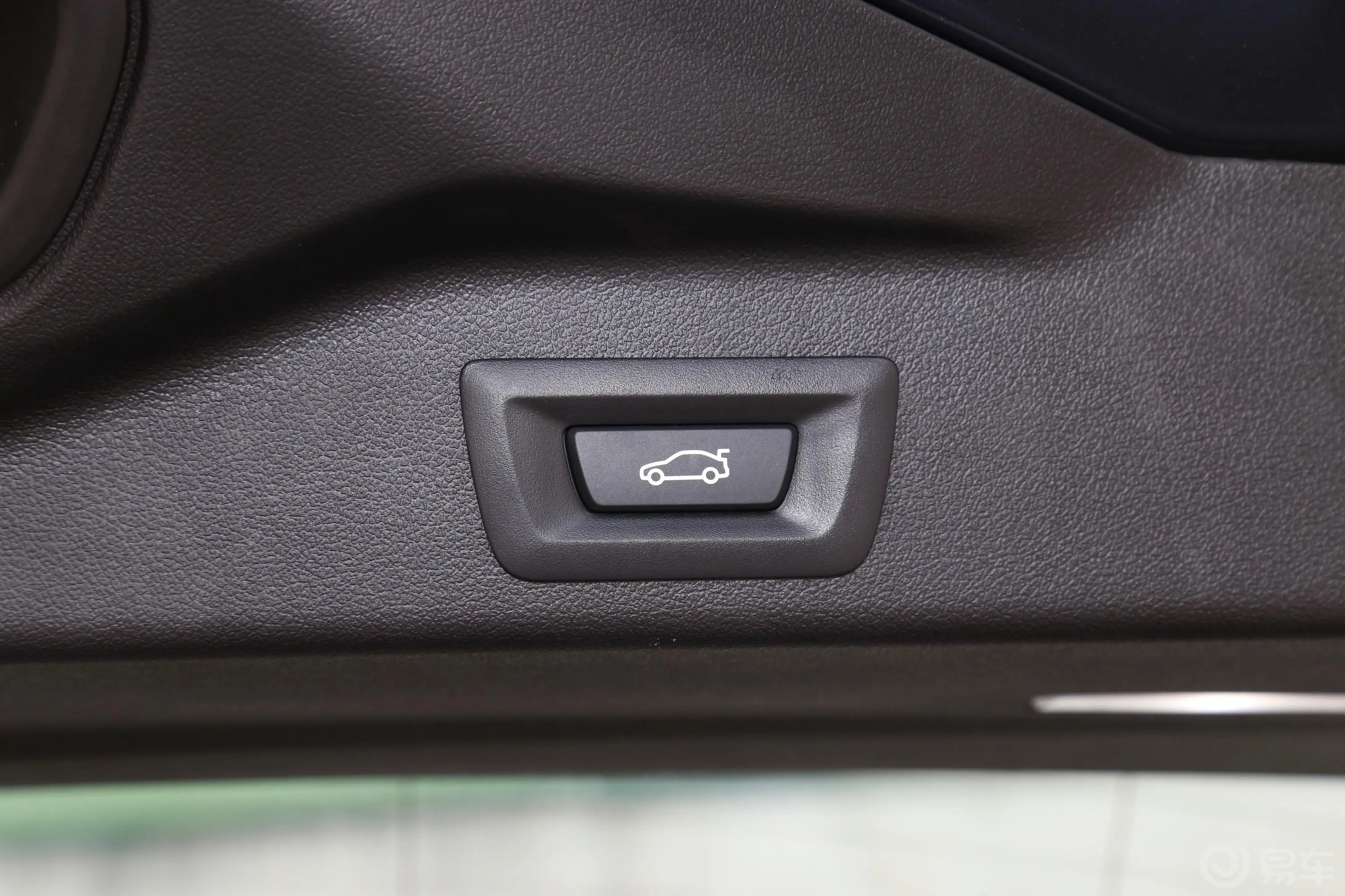 宝马X5(进口)xDrive40i M运动套装电动尾门按键（手动扶手）