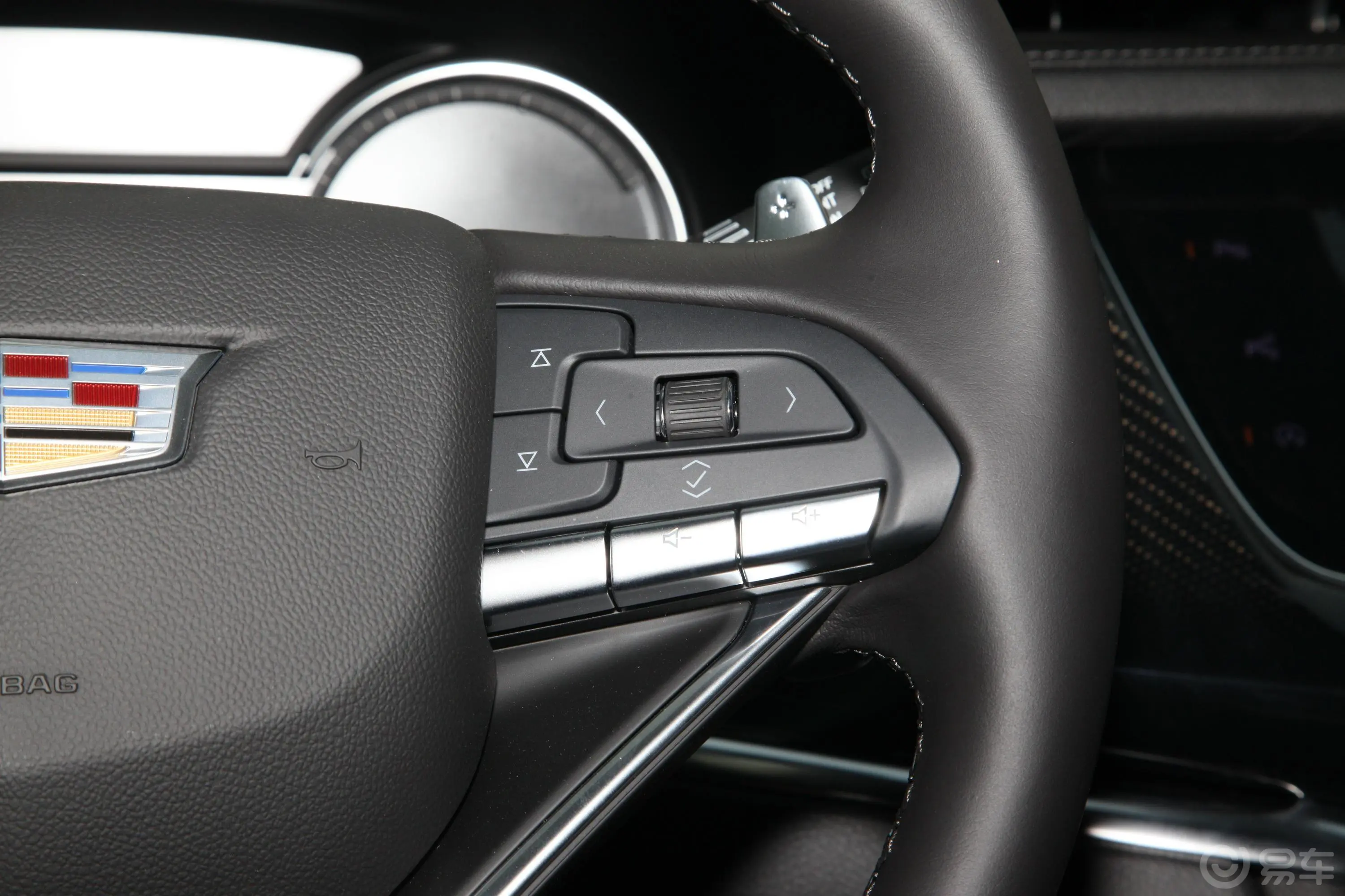 凯迪拉克XT628T 两驱 豪华运动型-至享安全版 6座右侧方向盘功能按键