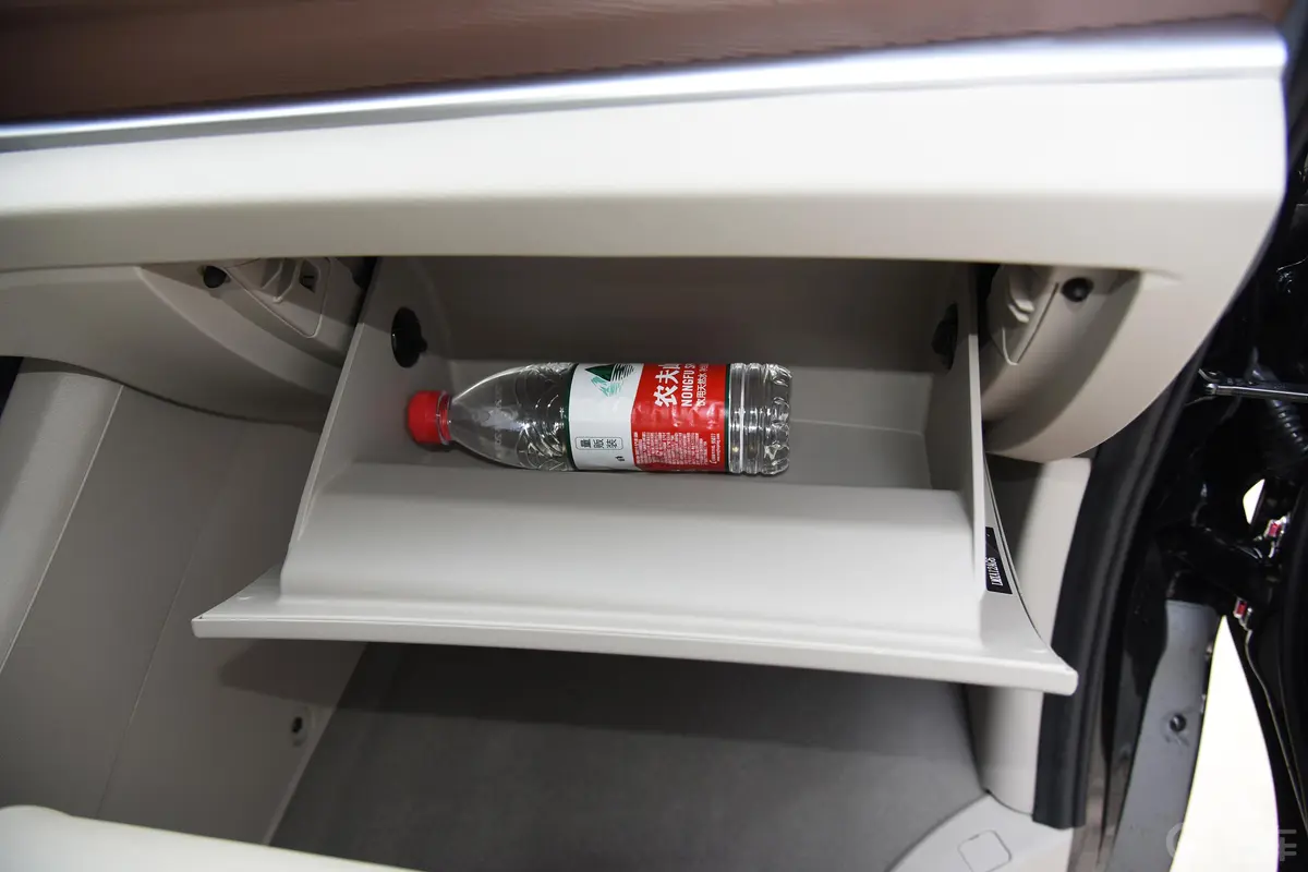 菱智M5 1.6L 手动 20周年纪念版手套箱空间水瓶横置