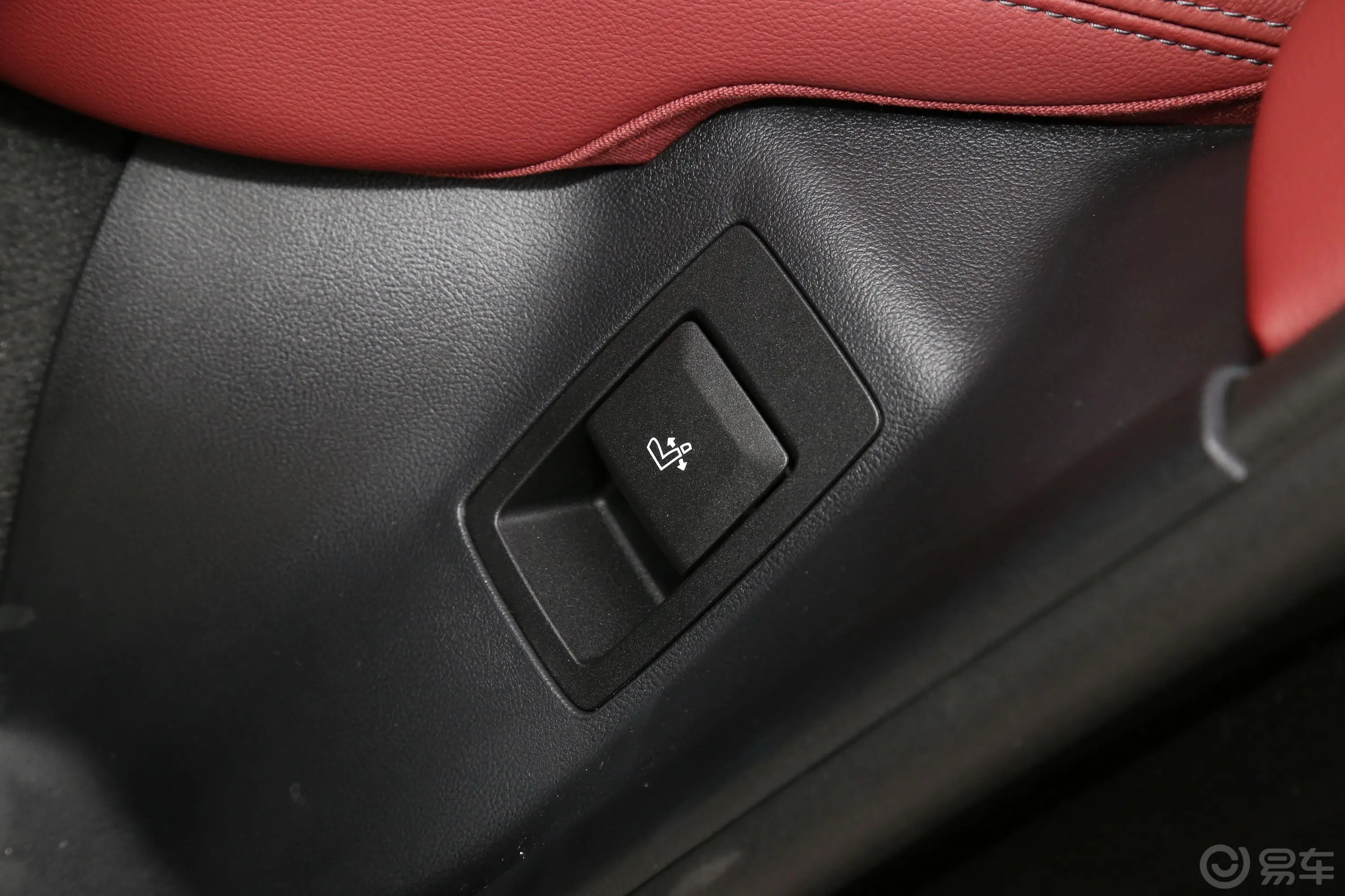 宝马X4xDrive 25i M运动曜夜套装空间