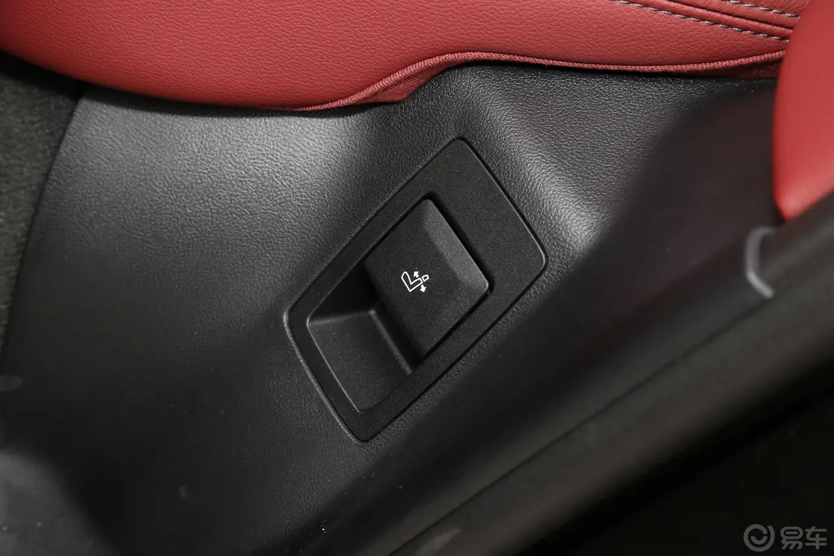 宝马X4xDrive 25i M运动曜夜套装空间