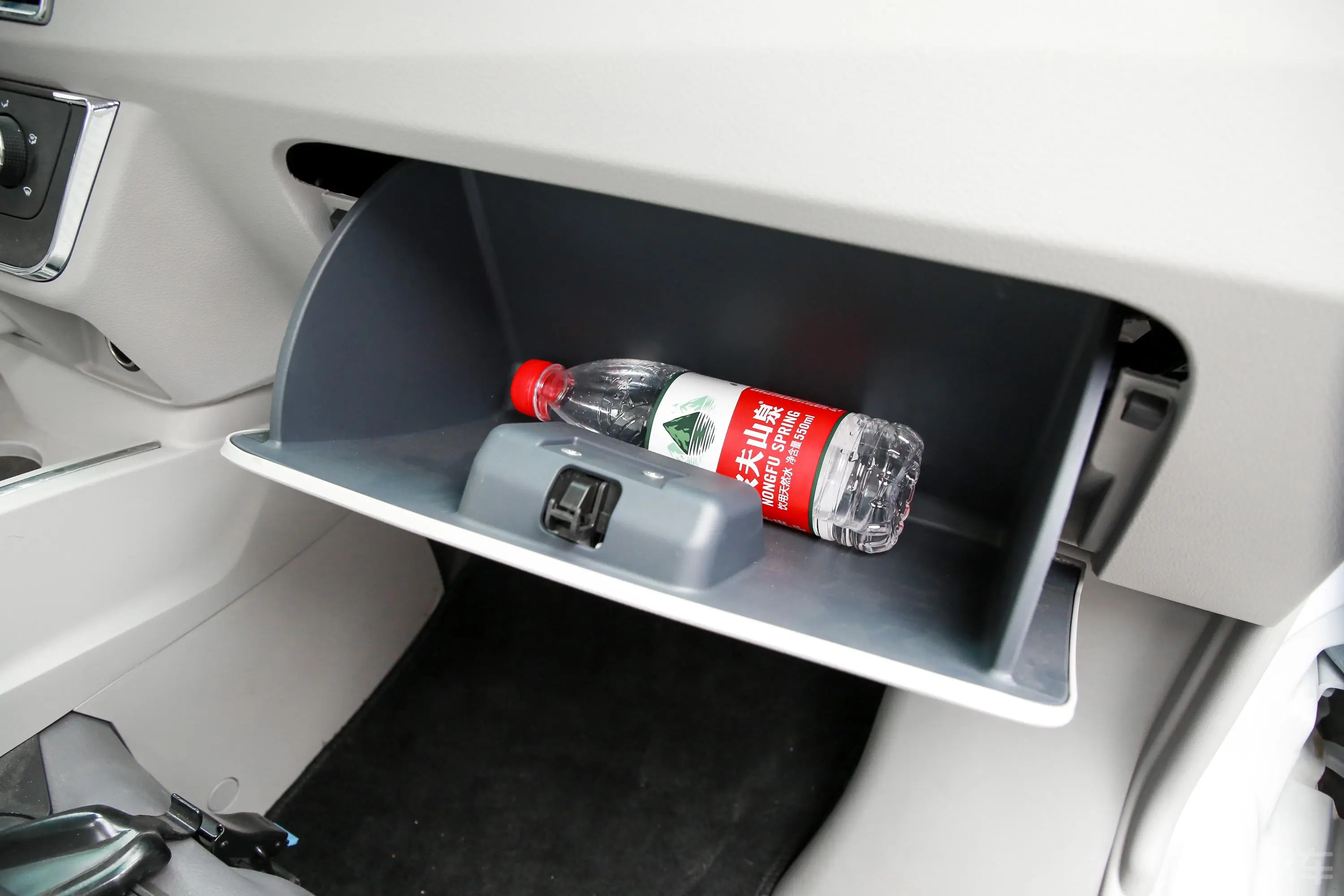 新海狮S客车 1.6L 手动 财富版 7座 国VI手套箱空间水瓶横置