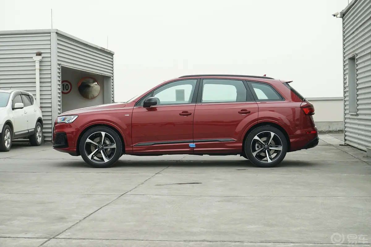 奥迪Q755 TFSI quattro S line 运动型正侧车头向左水平