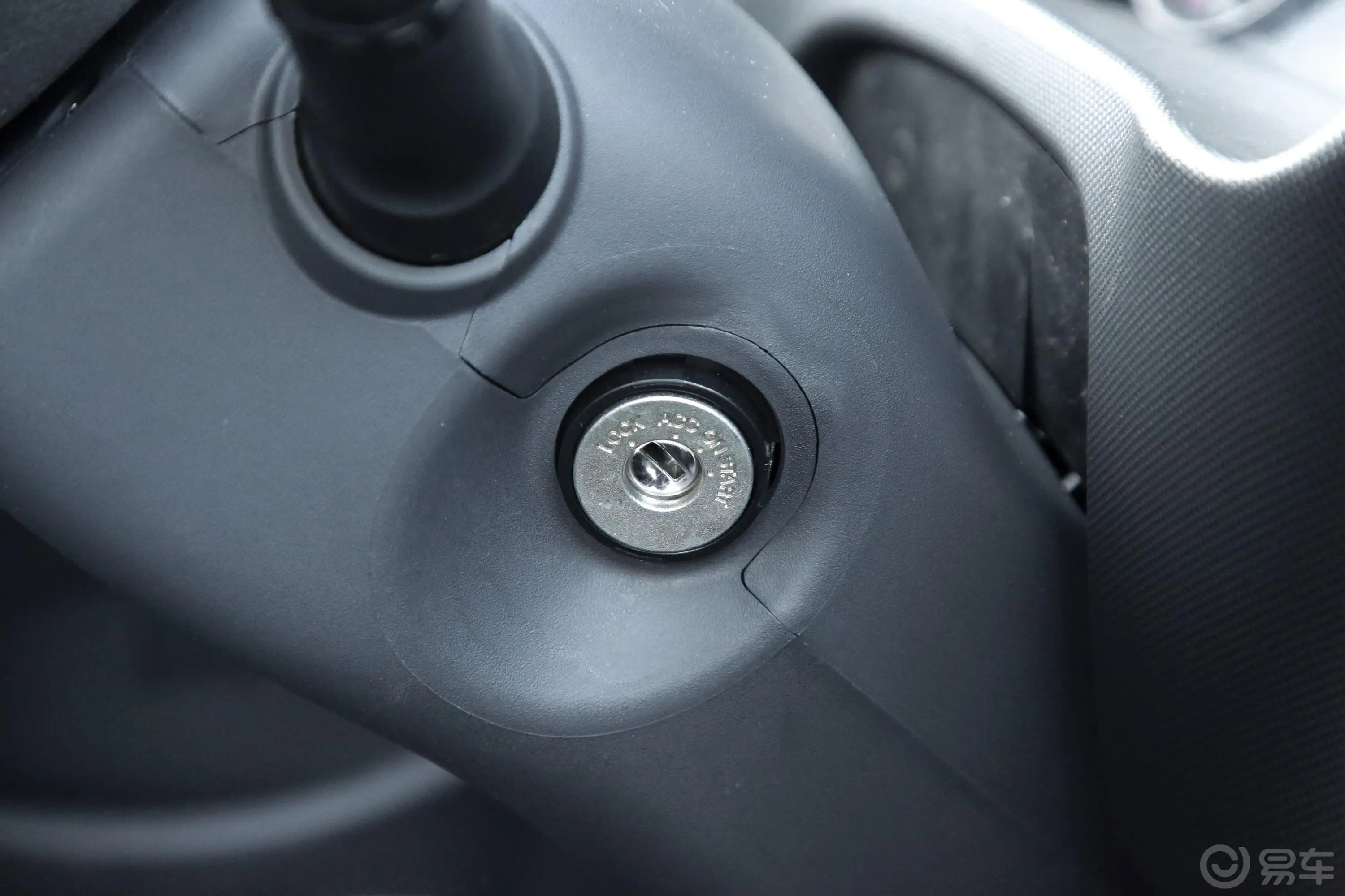 恺达X6康铃X6 汽油国六柳机1.5L 113马力 3.1米轴距 双排栏板微卡钥匙孔或一键启动按键