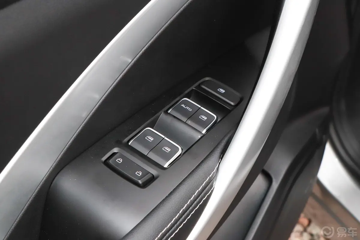 宝骏530全球车周年纪念版 1.5T CVT 尊贵互联型 6座车窗调节整体