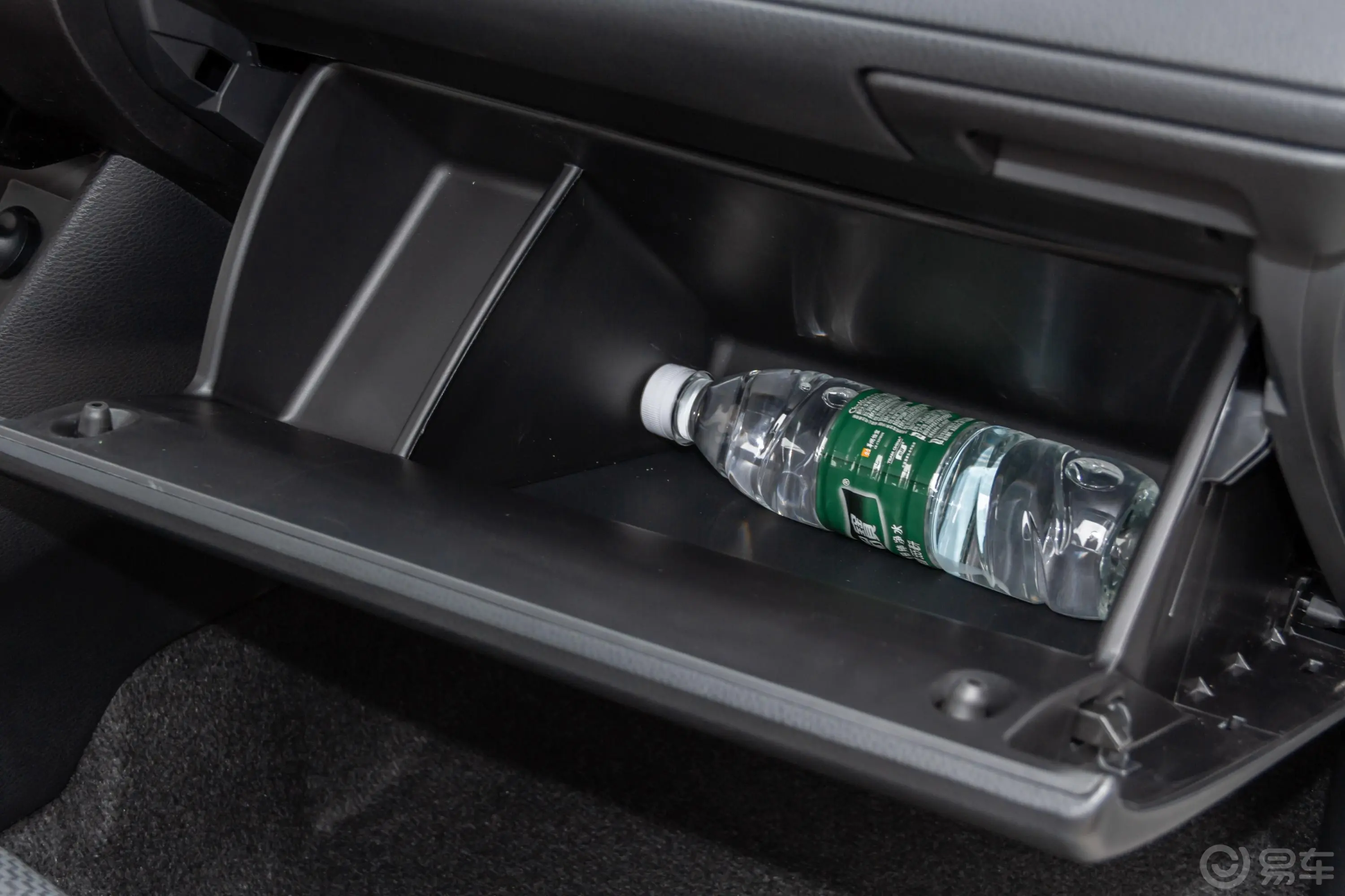 威驰1.5L CVT智行版手套箱空间水瓶横置