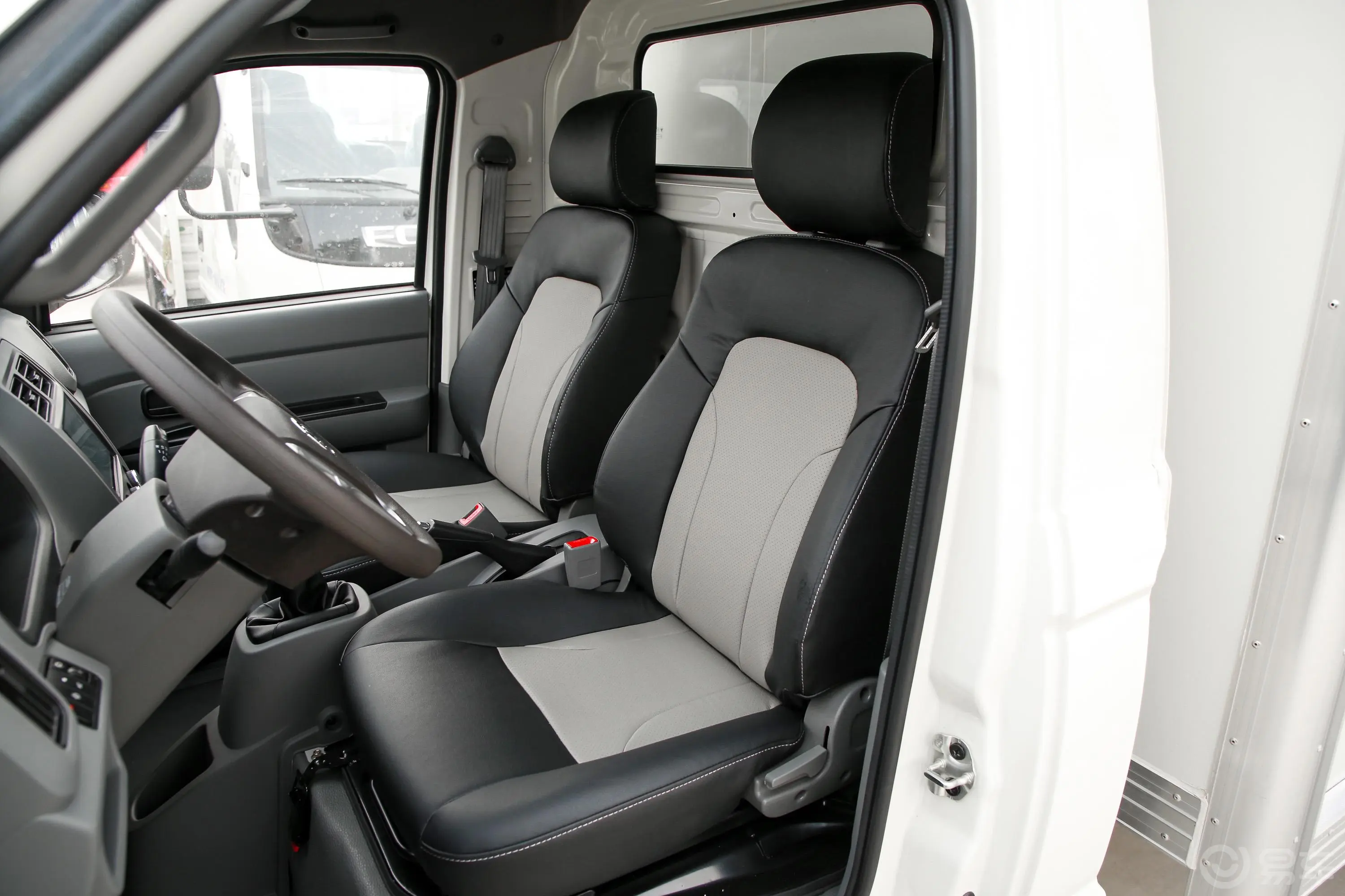祥菱VV2国六 汽油1.6L 手动挡 单排厢式后双轮微卡 舒适型驾驶员座椅