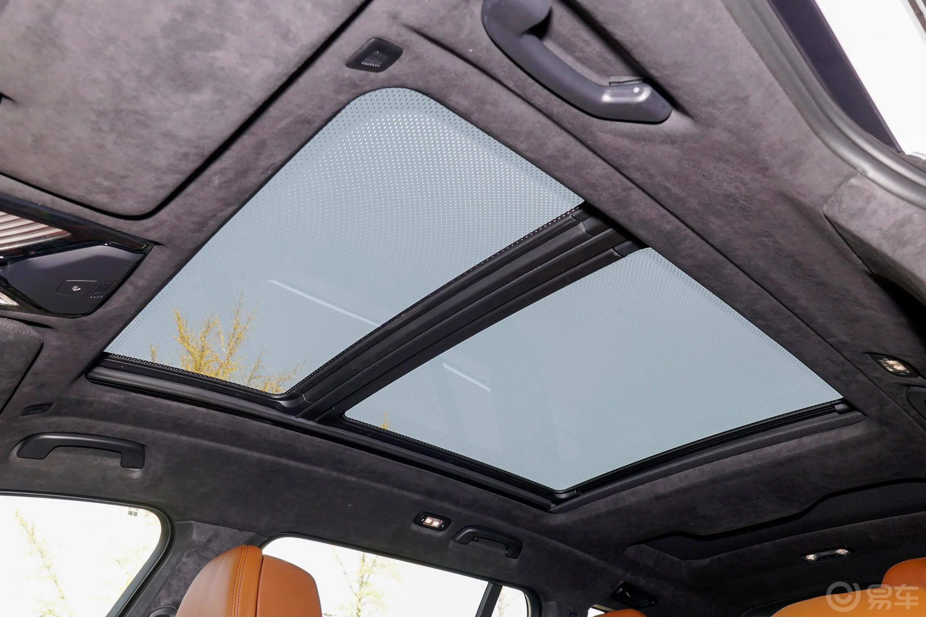 宝马X7xDrive40i 尊享型 M运动套装天窗内拍关闭
