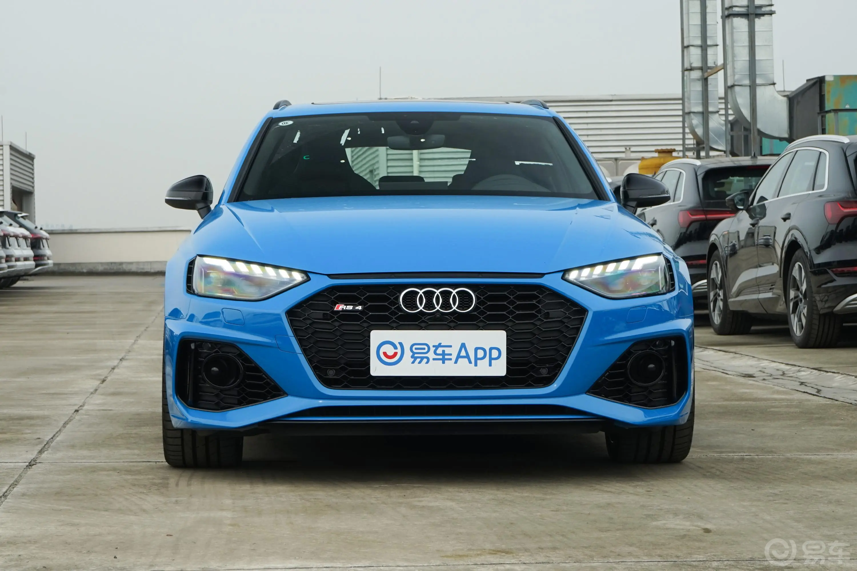 奥迪RS 42.9T Avant 黑曜版正前水平