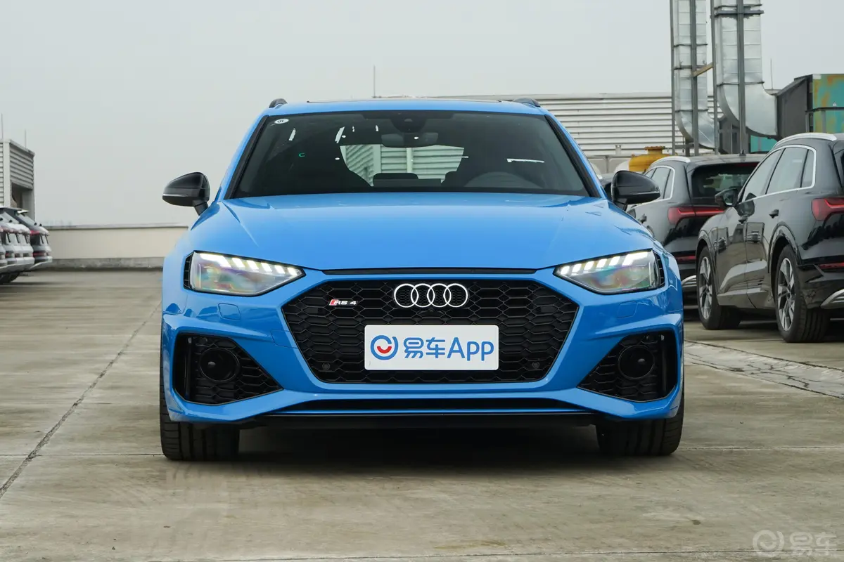 奥迪RS 42.9T Avant 黑曜版正前水平