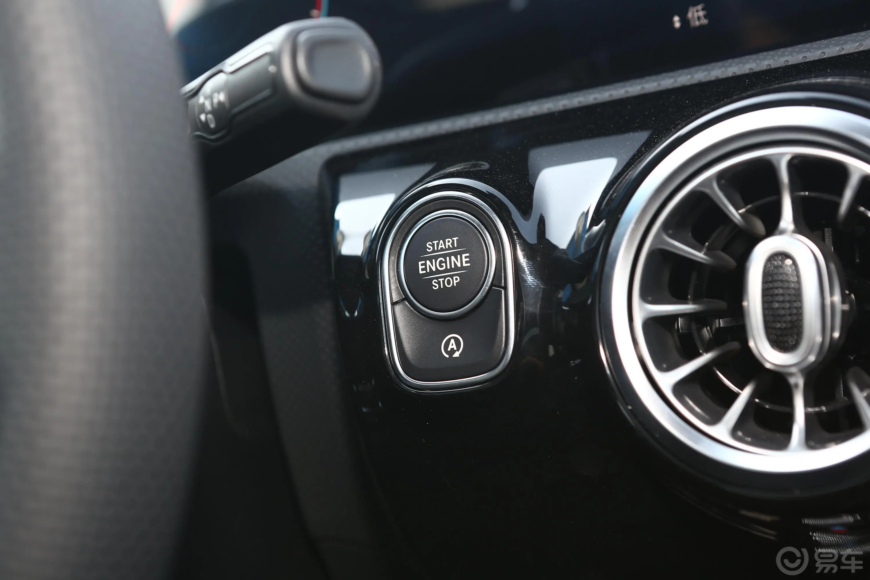 奔驰A级A 220 L 4MATIC 运动轿车钥匙孔或一键启动按键
