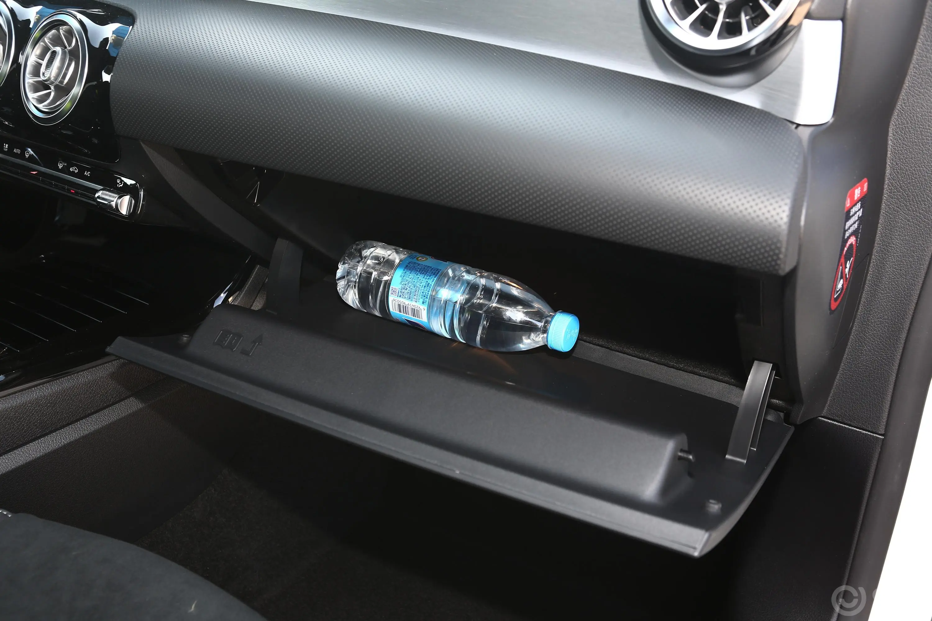 奔驰A级A 220 L 4MATIC 运动轿车手套箱空间水瓶横置