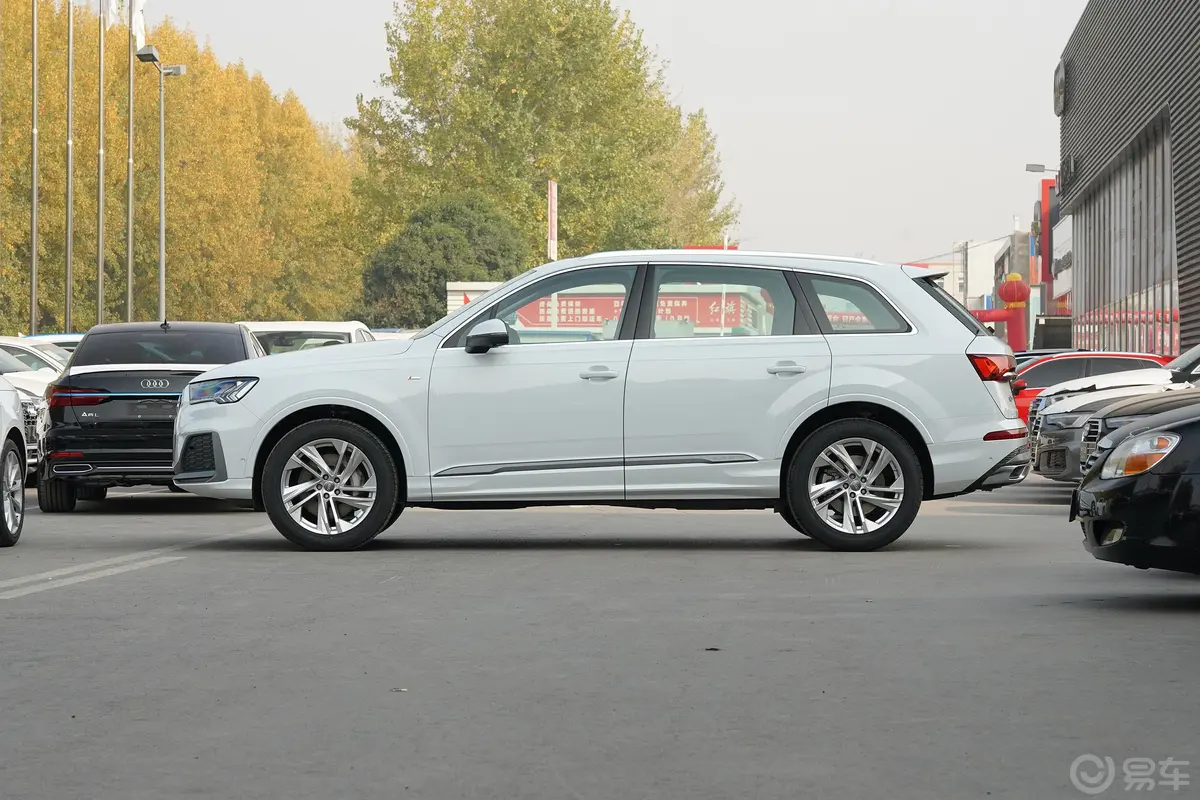 奥迪Q745 TFSI quattro S line 运动型正侧车头向左水平