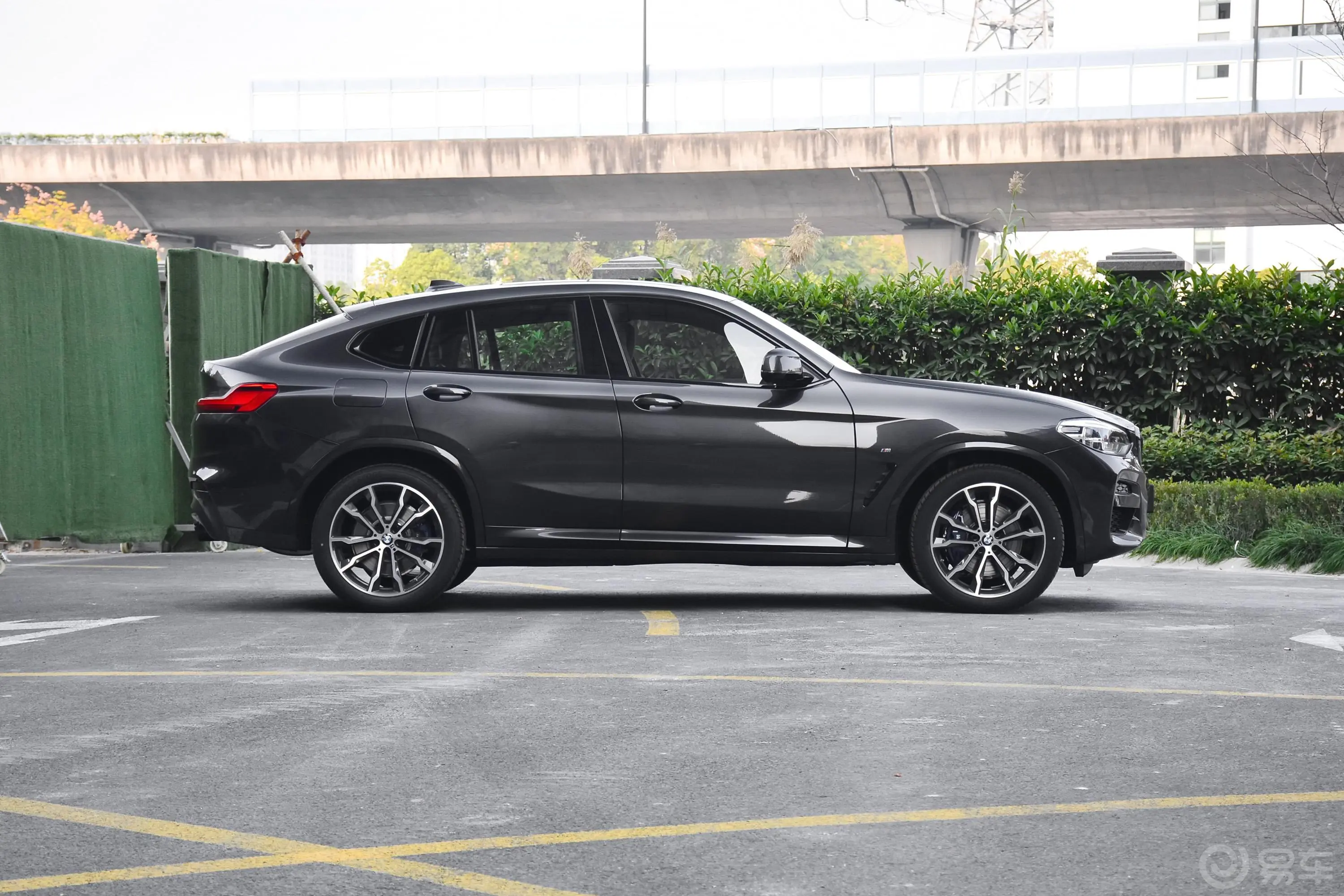 宝马X4xDrive 30i M运动曜夜套装正侧车头向右水平