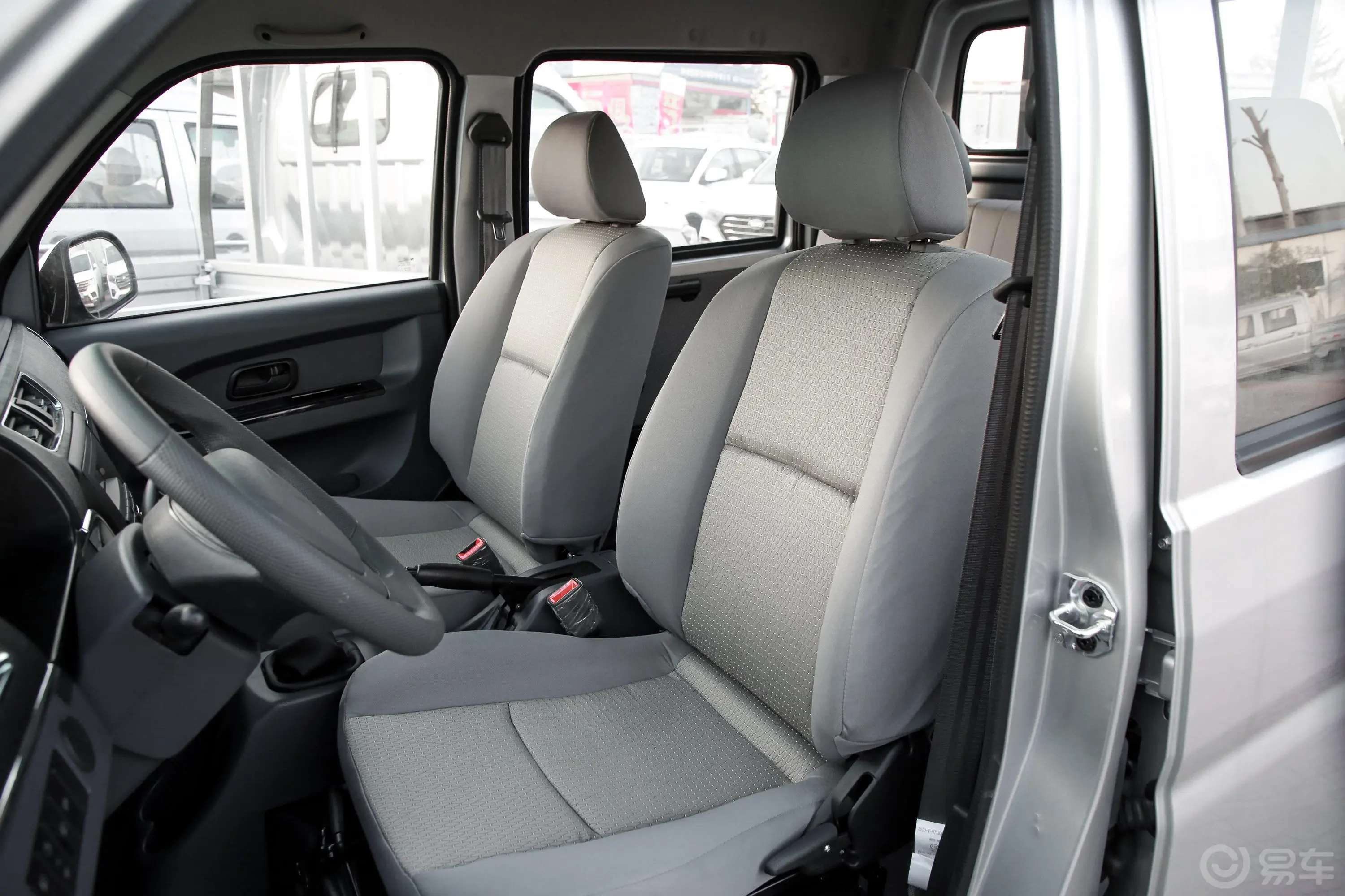 金杯T31.5L 手动双排舒适版 非独立货箱 国VI驾驶员座椅